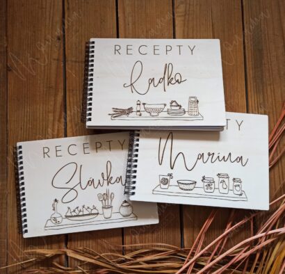 Drevený receptár s gravírovaným menom na drevenom obale a špirálovou väzbou.