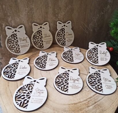 Drevené vianočné ozdoby s citátom – sada ozdôb v tvare gule s vločkou, doplnená o krásne slová ako láska, pokoj, rodina, zdravie či šťastie.