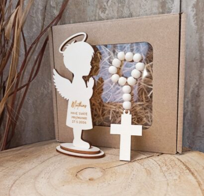 Pamiatka na Prvé sväté prijímanie – drevený anjelik na stojane s menom a dátumom