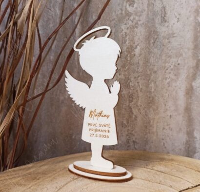 Pamiatka na Prvé sväté prijímanie – drevený anjelik na stojane s menom a dátumom