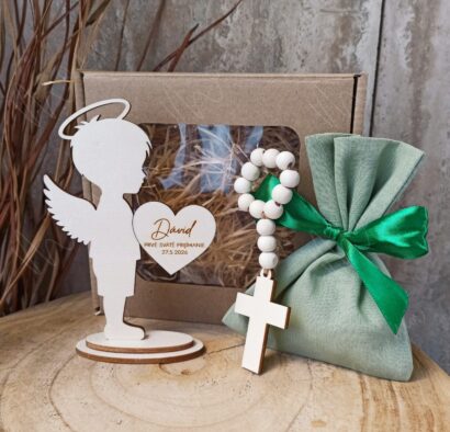 Darčekový set Prvé sväté prijímanie – personalizovaný anjelik s menom a dátumom + drevený ruženec v krabičke