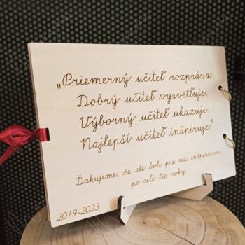 Personalizovaný drevený fotoalbum pre učiteľku s gravírovaným venovaním – krásny darček na koniec školského roka.