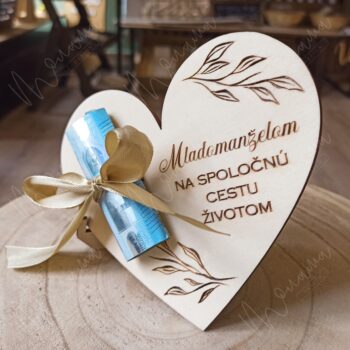 Drevená obálka na peniaze "Srdiečko novomanželom"