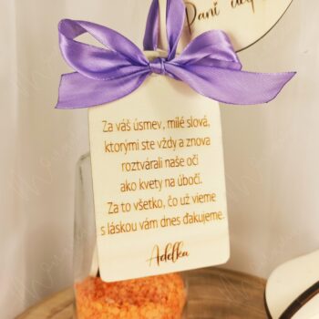 Personalizovaný drevený tulipán pre pani učiteľku s venovaním – krásny darček na koniec školského roka s citátom.