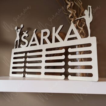 Držiak na medaile s personalizovaným menom – štýlový drevený stojan na ocenenia pre športovcov.