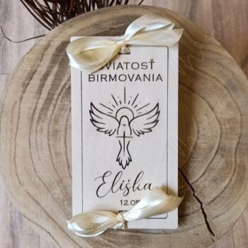 Drevená obálka na peniaze s gravírovaným venovaním na sviatosť birmovania – elegantný spôsob darovania finančného daru.