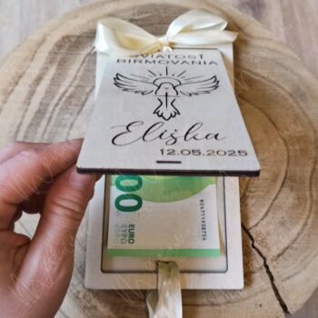 Drevená obálka na peniaze s gravírovaným venovaním na sviatosť birmovania – elegantný spôsob darovania finančného daru.