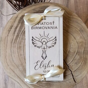 Drevená obálka na peniaze s gravírovaným venovaním na sviatosť birmovania – elegantný spôsob darovania finančného daru.