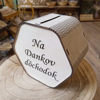 „Drevená pokladnička s gravírovaným nápisom Na Dankov dôchodok – originálny darček na odchod do dôchodku.