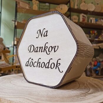 „Drevená pokladnička s gravírovaným nápisom Na Dankov dôchodok – originálny darček na odchod do dôchodku.