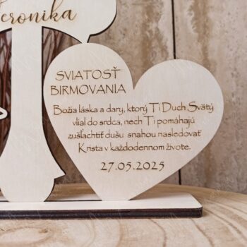 Drevená dekorácia k birmovke s personalizovaným menom a požehnaním – elegantný darček na sviatosť birmovania.