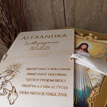 Darček na prvé sväté prijímanie – drevená tabuľka s menom, dátumom, gravírovaným textom a obrázkom Božieho milosrdenstva v luxusnej krabičke.