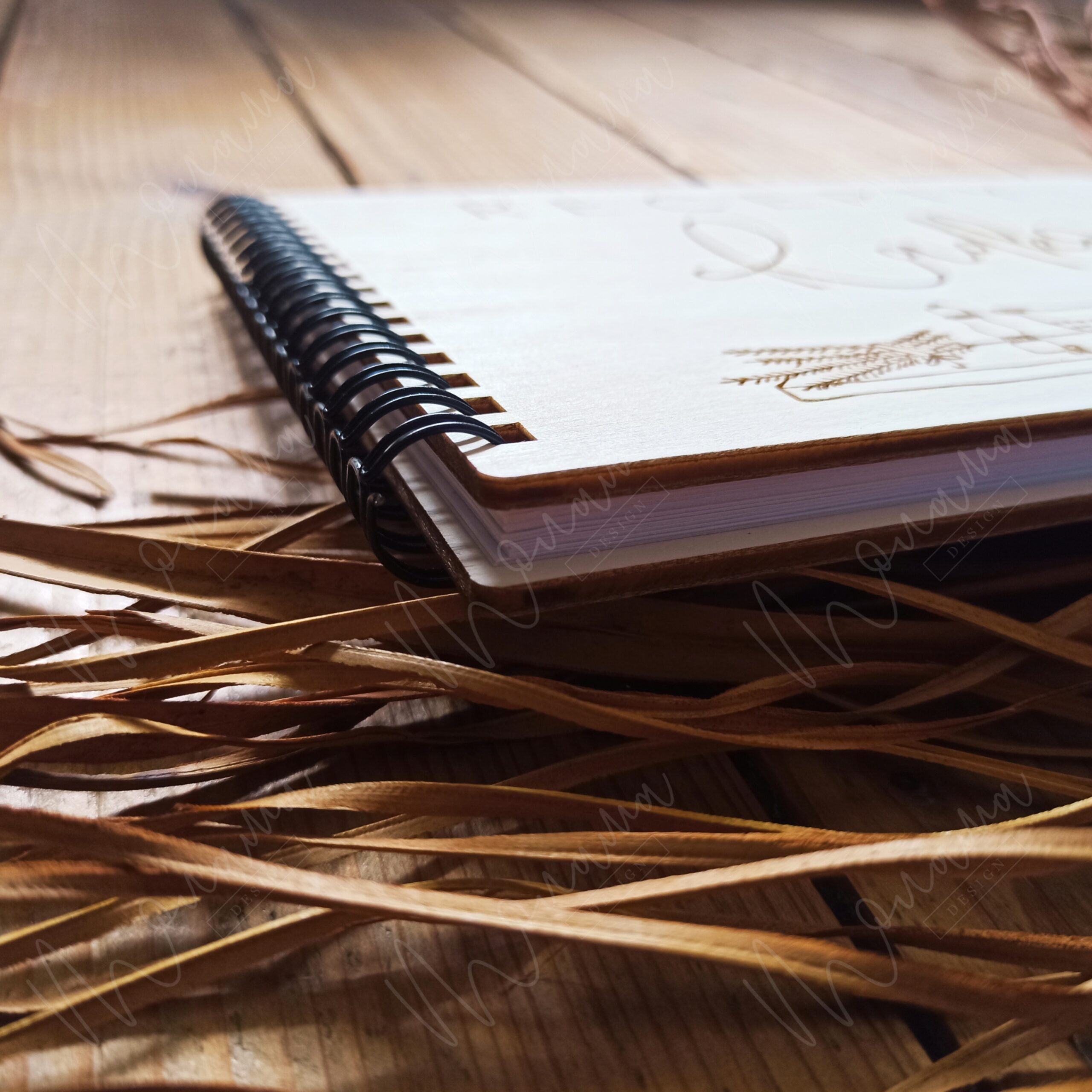 Drevený receptár s gravírovaným menom na drevenom obale a špirálovou väzbou.