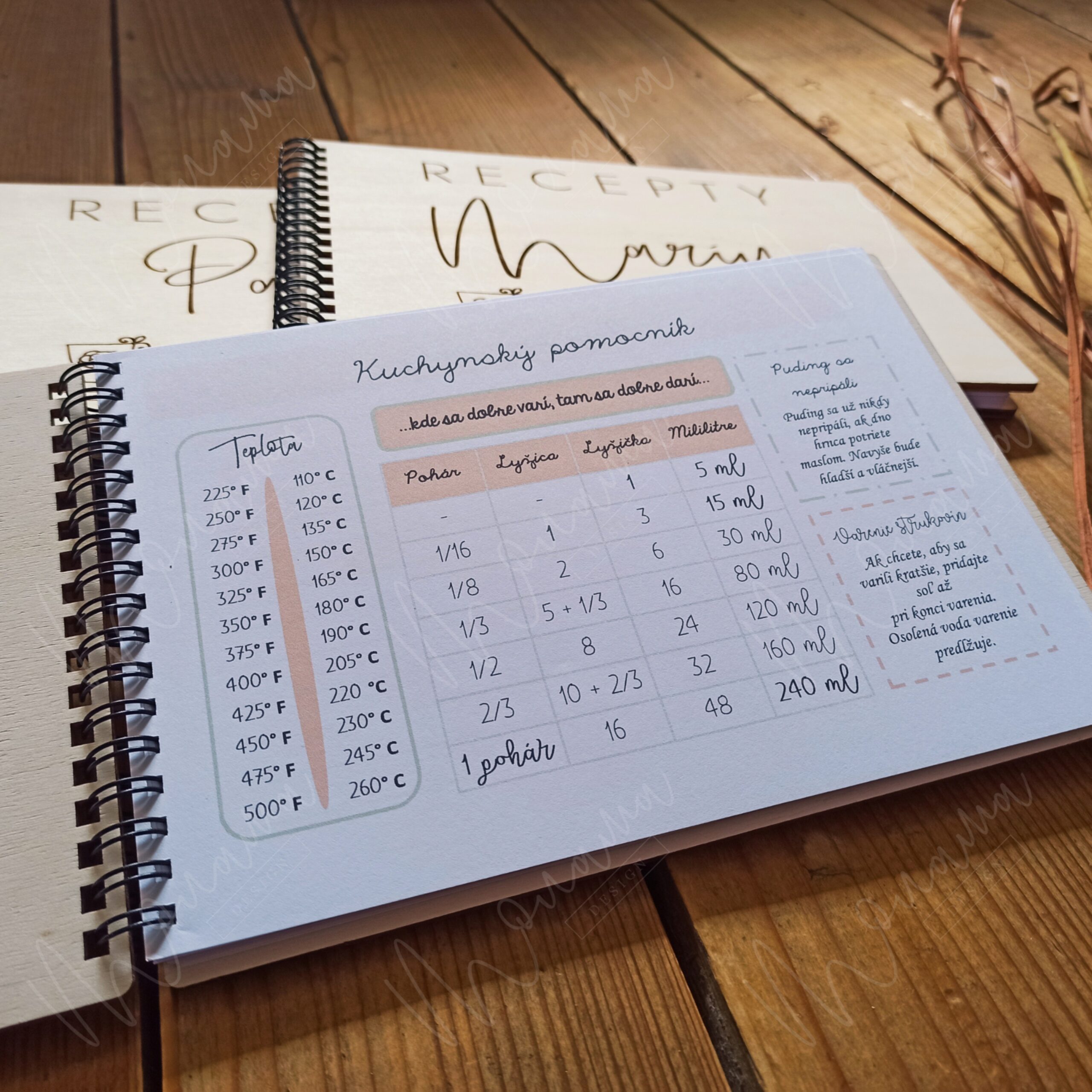 Drevený receptár s gravírovaným menom na drevenom obale a špirálovou väzbou.