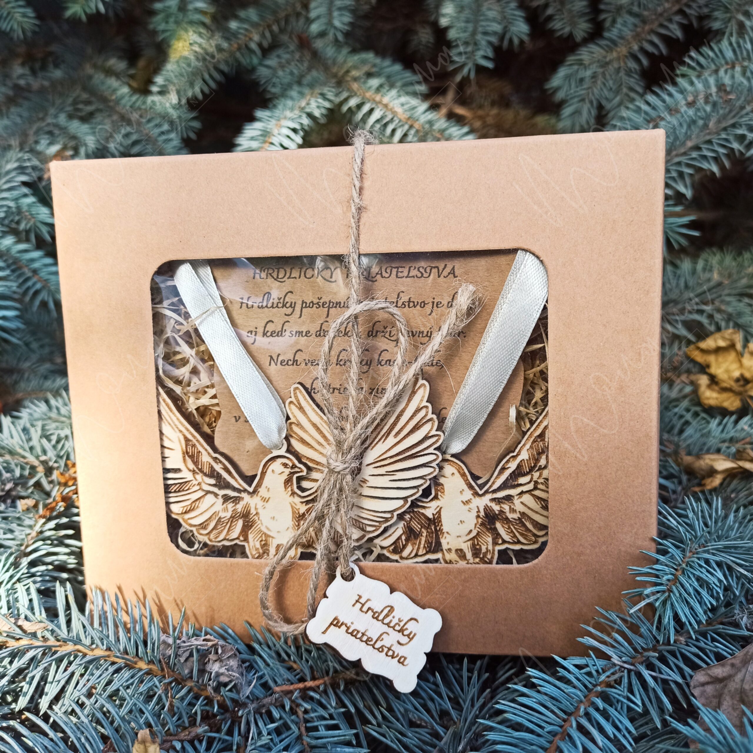 Hrdličky priateľstva – drevené ozdoby s vyrezávaným motívom hrdličiek, stuhou a venovaním v darčekovej krabičke.
