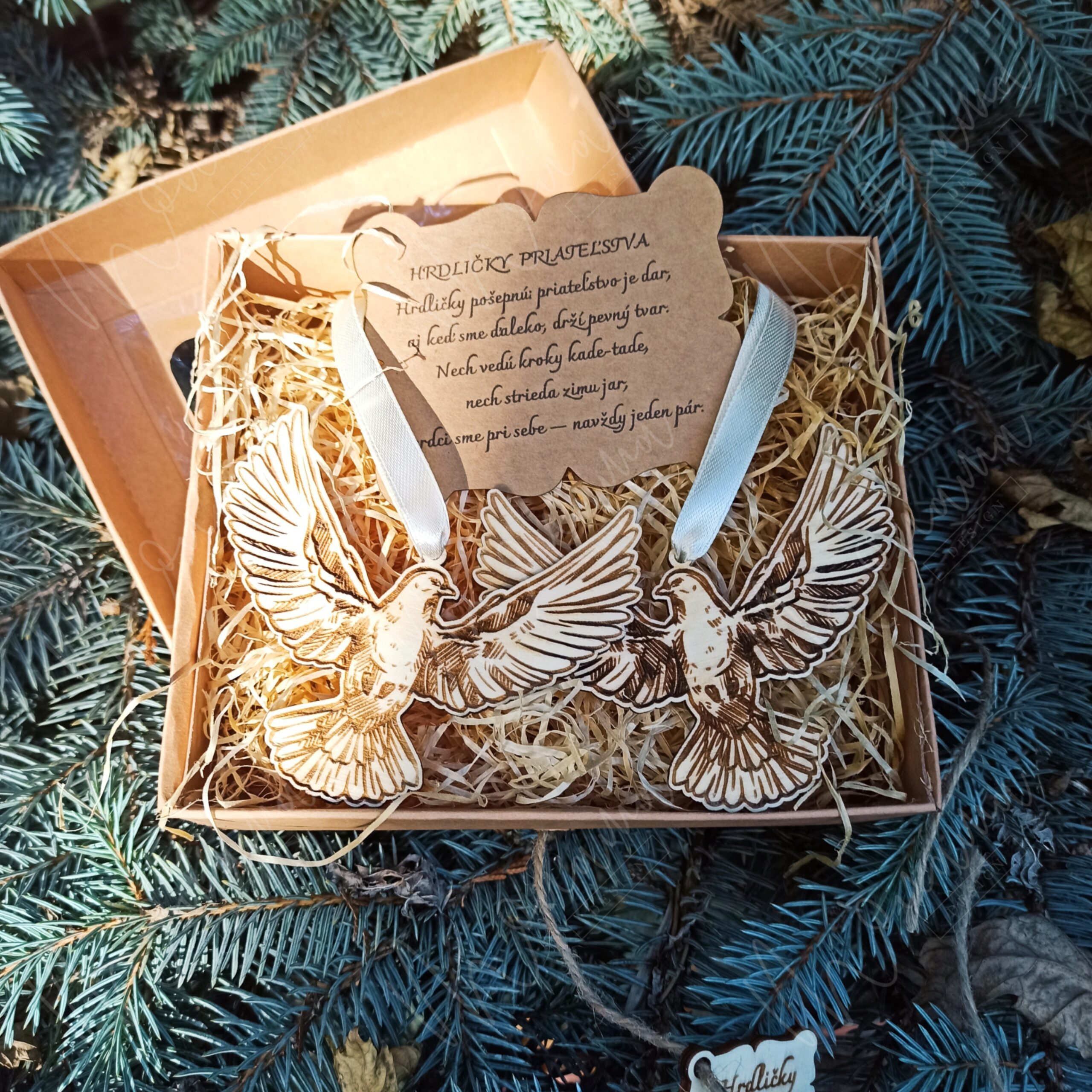 Hrdličky priateľstva – drevené ozdoby s vyrezávaným motívom hrdličiek, stuhou a venovaním v darčekovej krabičke.