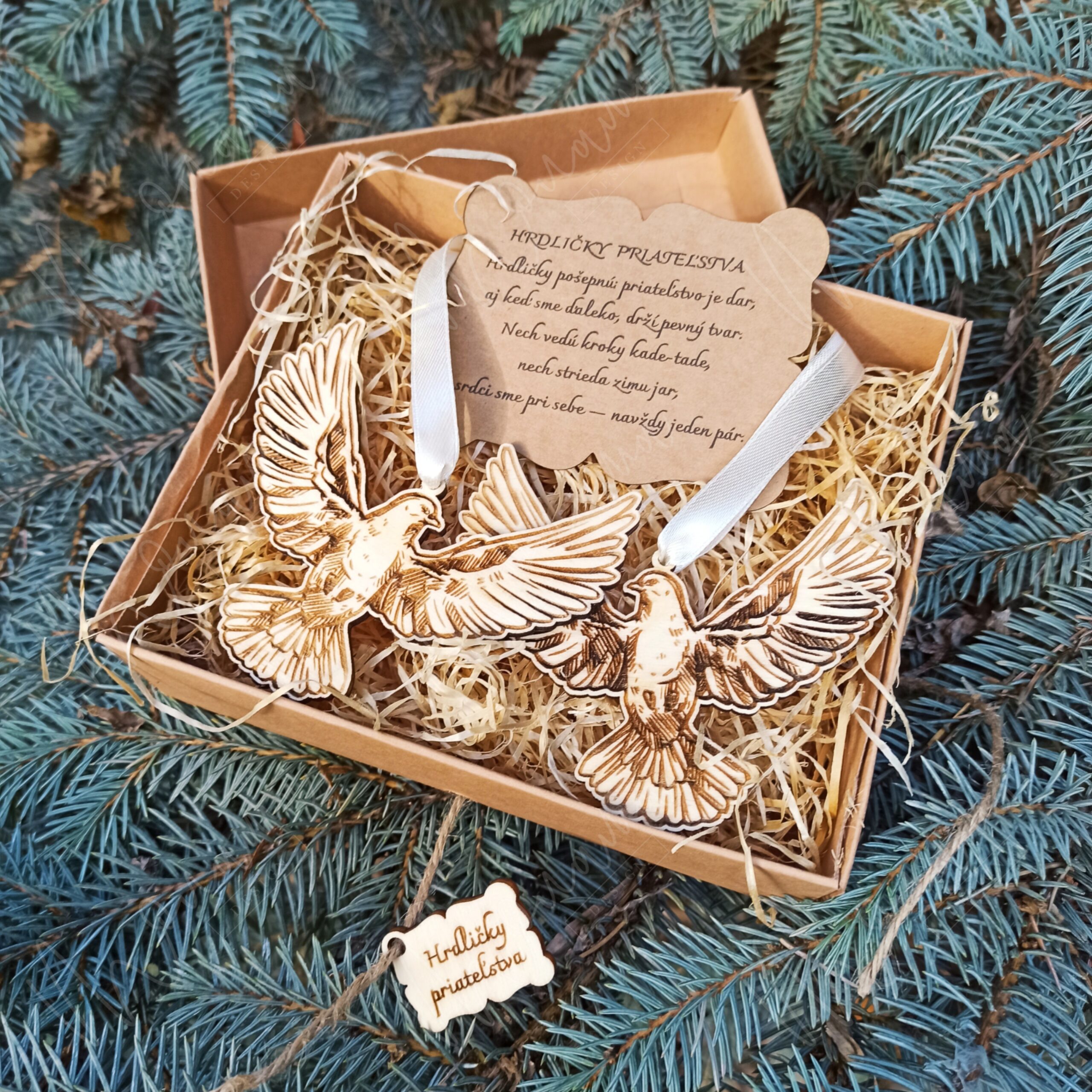 Hrdličky priateľstva – drevené ozdoby s vyrezávaným motívom hrdličiek, stuhou a venovaním v darčekovej krabičke.