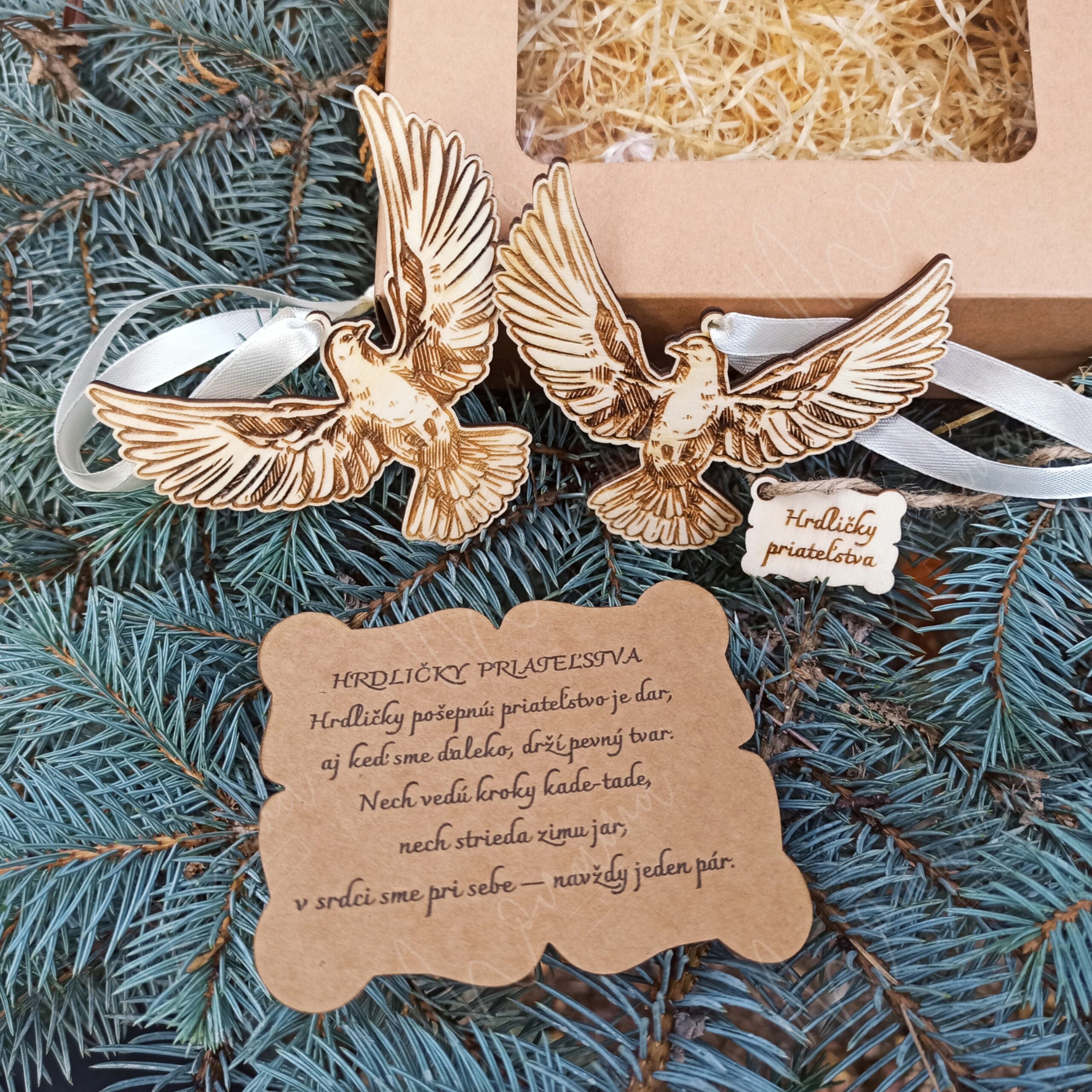 Hrdličky priateľstva – drevené ozdoby s vyrezávaným motívom hrdličiek, stuhou a venovaním v darčekovej krabičke.