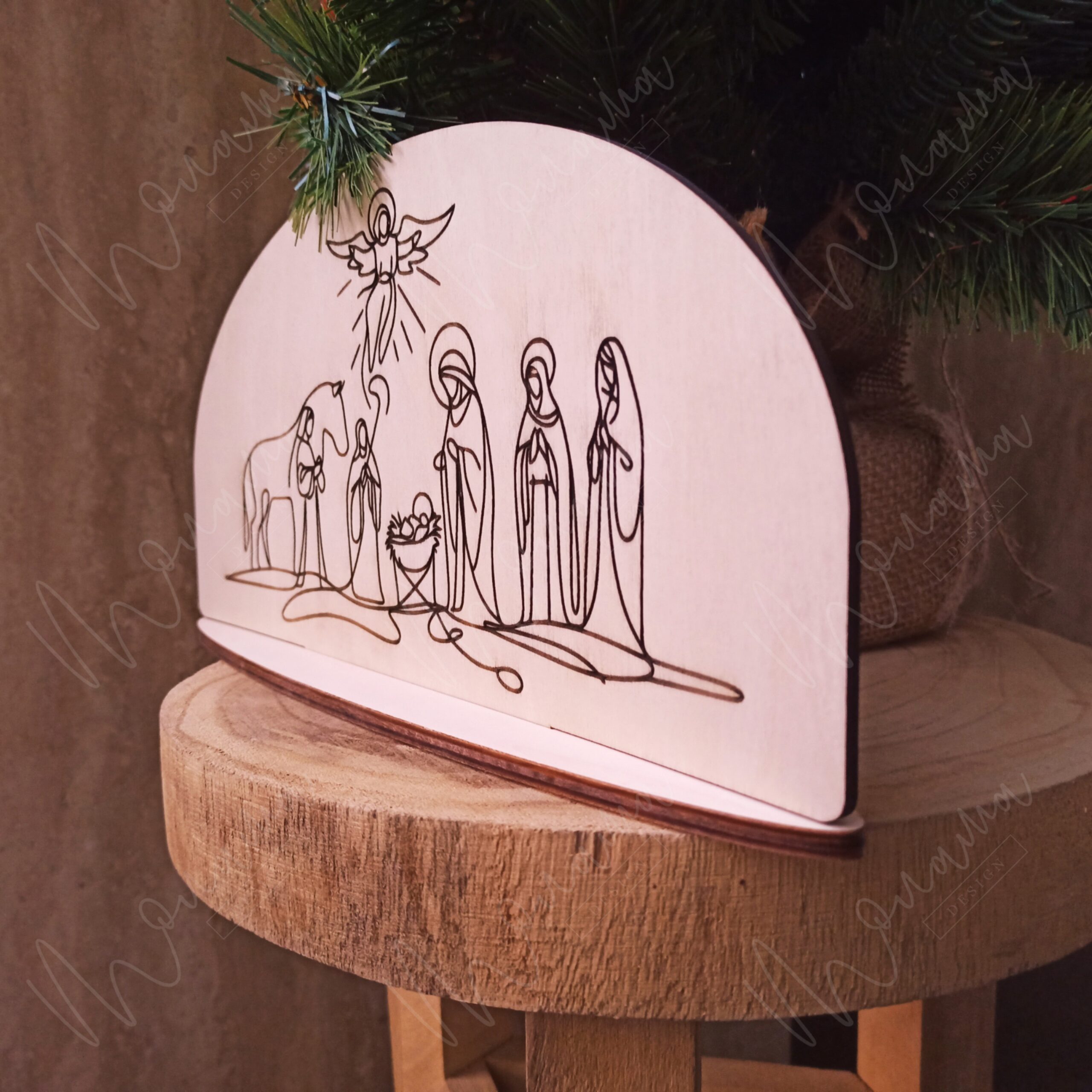 Drevený betlehem – minimalistická dekorácia s gravírovaným motívom narodenia Ježiša v štýle jednej línie, symbol viery a Vianoc.