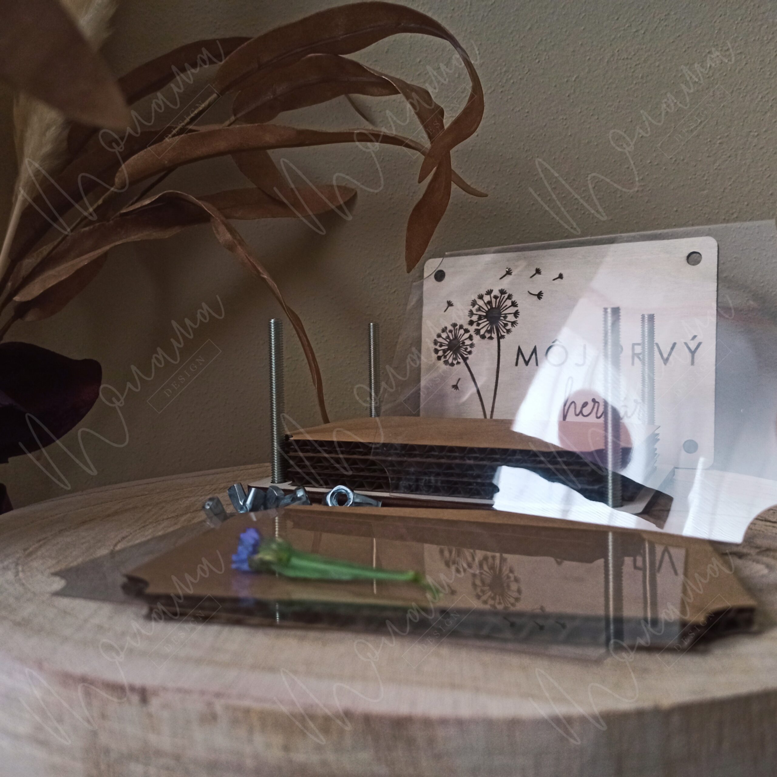 Drevený herbár – ručne vyrobený drevený lis na sušenie rastlín s gravírovaným predným dielom 'Môj prvý herbár' a montážnymi skrutkami.