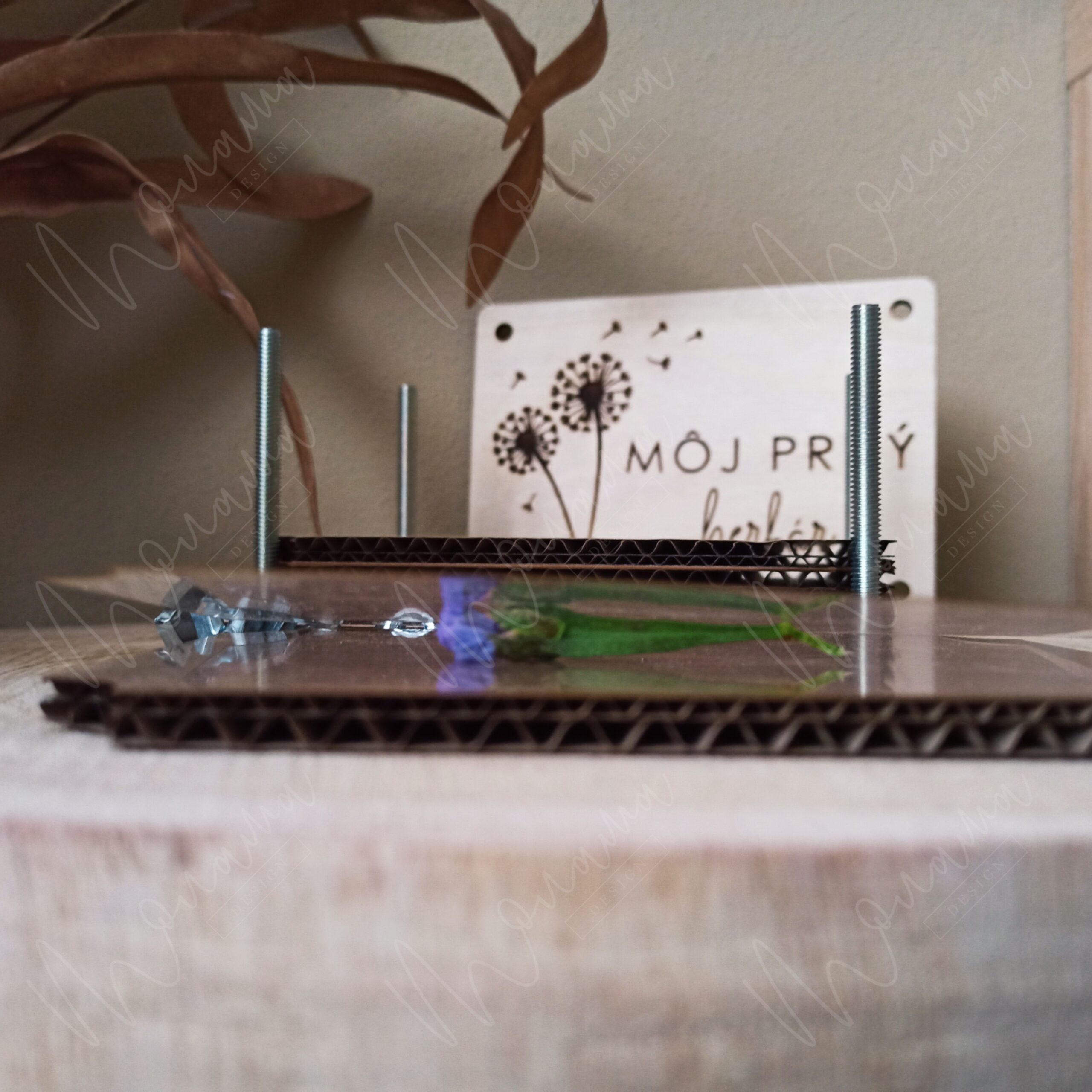 Drevený herbár – ručne vyrobený drevený lis na sušenie rastlín s gravírovaným predným dielom 'Môj prvý herbár' a montážnymi skrutkami.