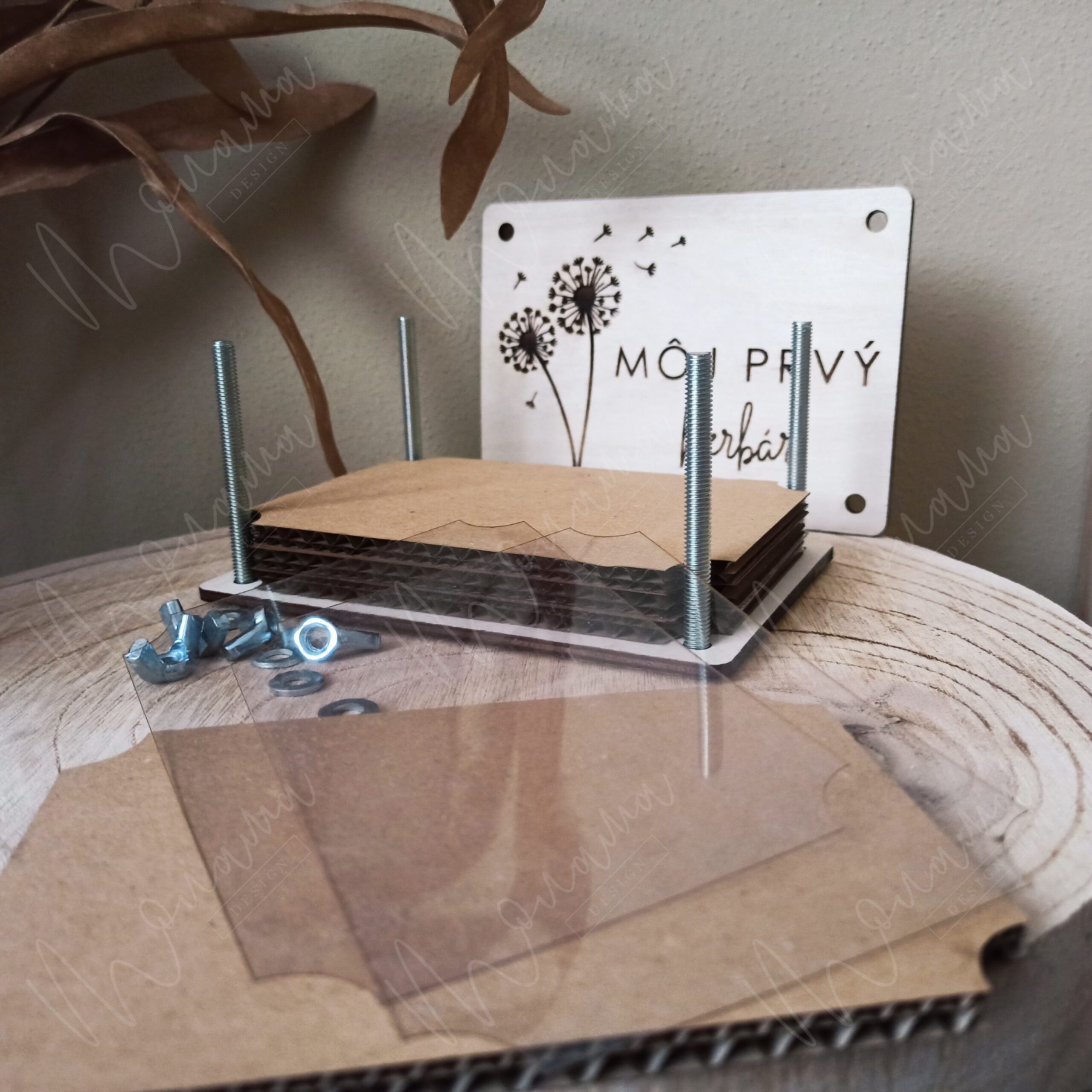 Drevený herbár – ručne vyrobený drevený lis na sušenie rastlín s gravírovaným predným dielom 'Môj prvý herbár' a montážnymi skrutkami.