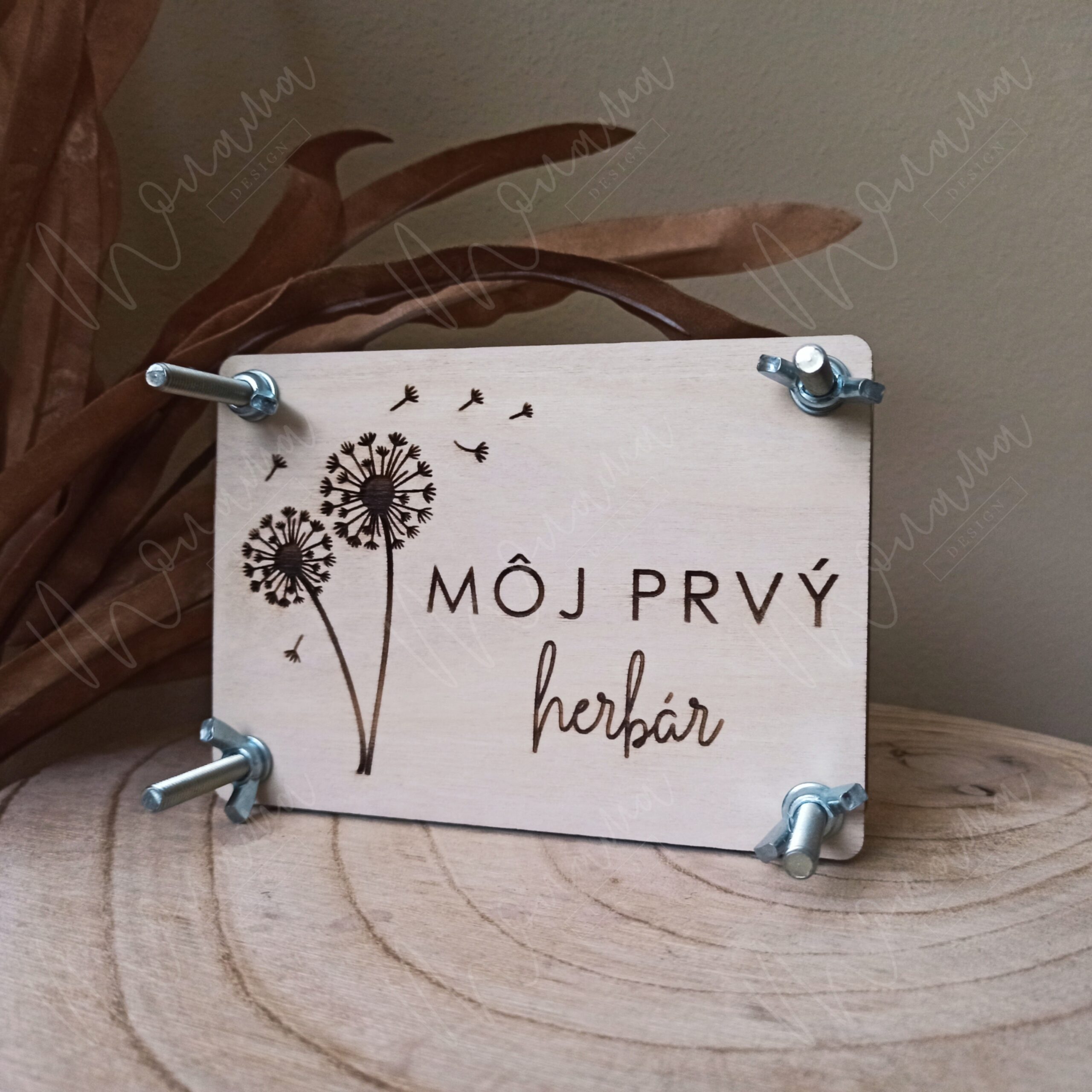 Drevený herbár – ručne vyrobený drevený lis na sušenie rastlín s gravírovaným predným dielom 'Môj prvý herbár' a montážnymi skrutkami.
