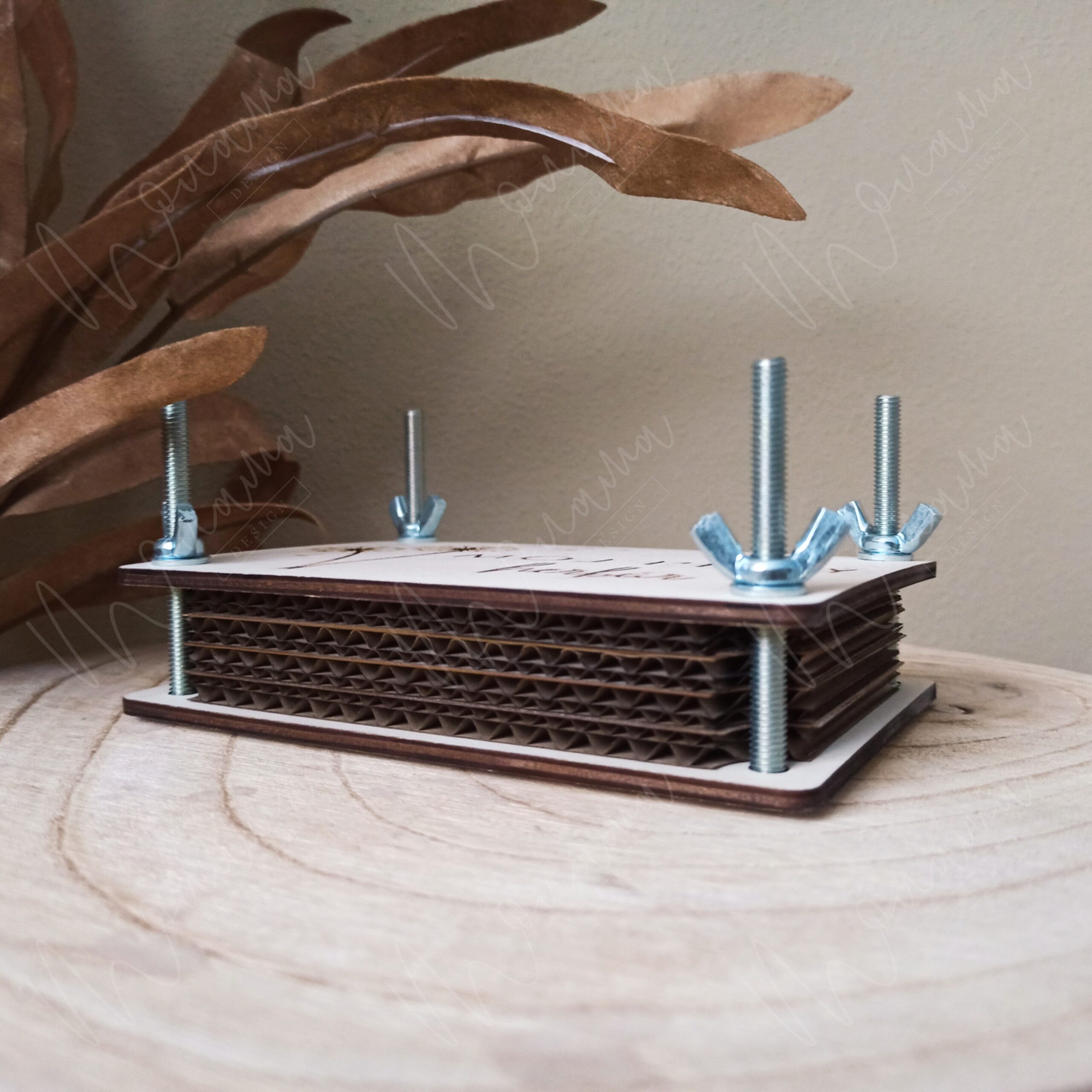 Drevený herbár – ručne vyrobený drevený lis na sušenie rastlín s gravírovaným predným dielom 'Môj prvý herbár' a montážnymi skrutkami.