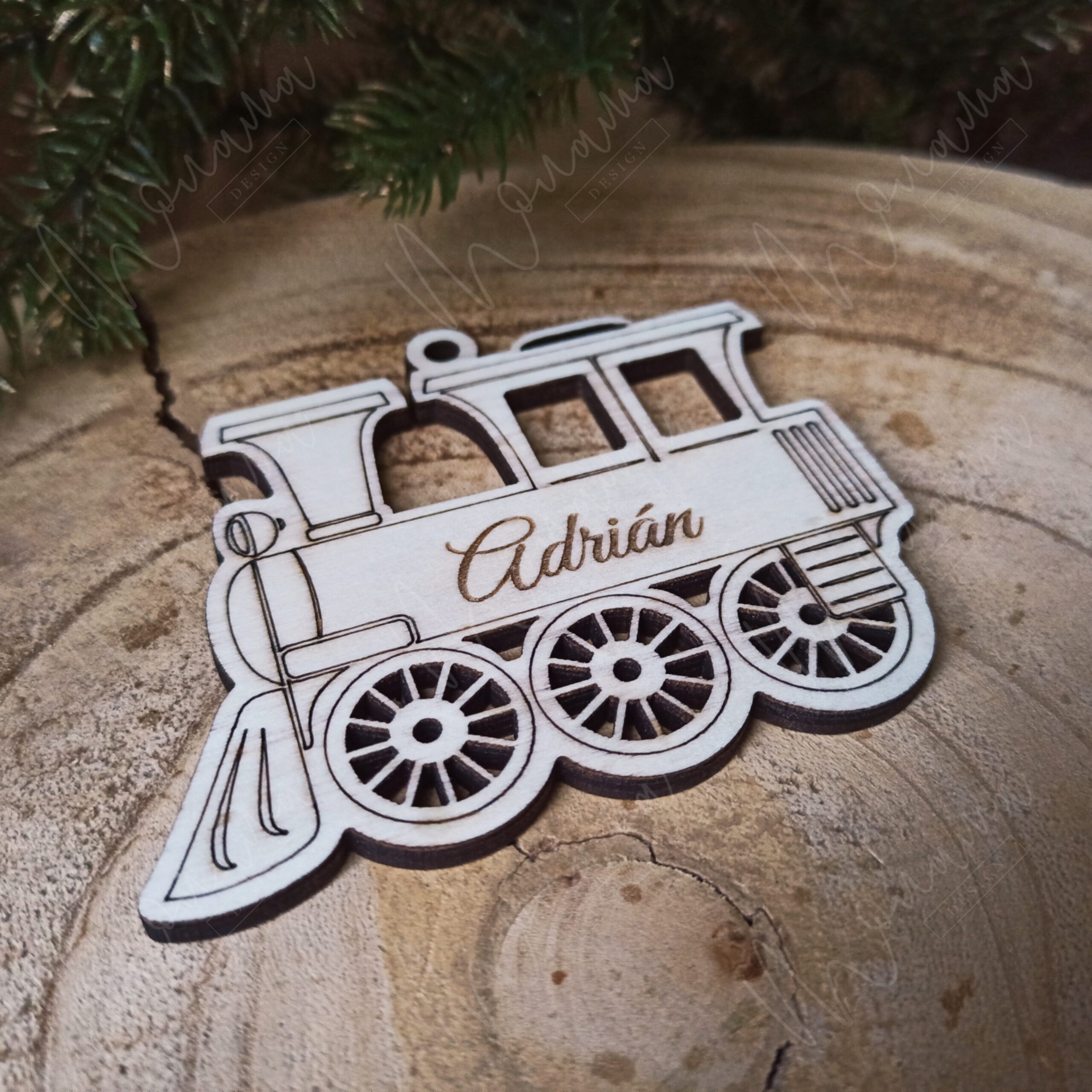 Drevená vianočná ozdoba vláčik s menom na stromček