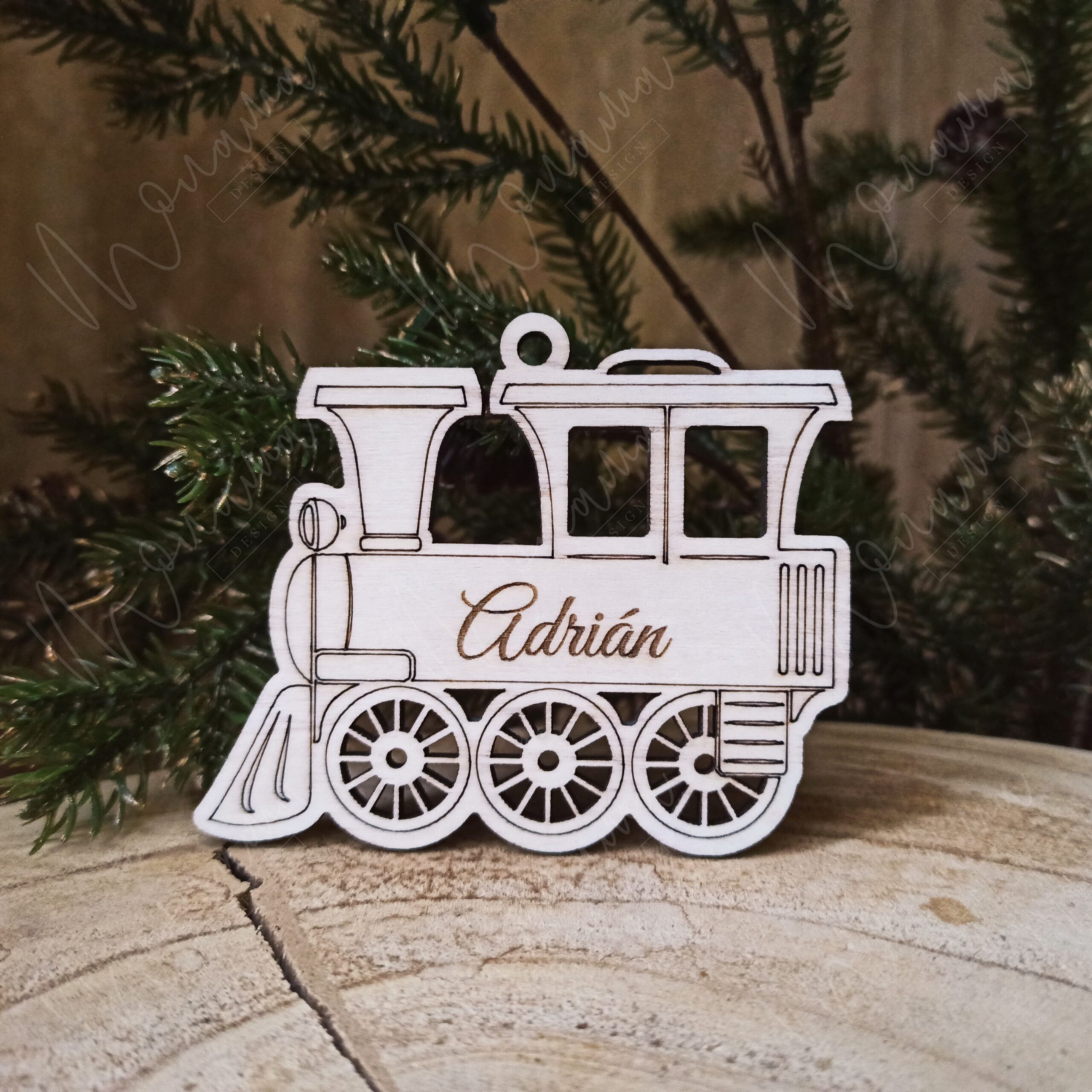 Drevená vianočná ozdoba vláčik s menom na stromček