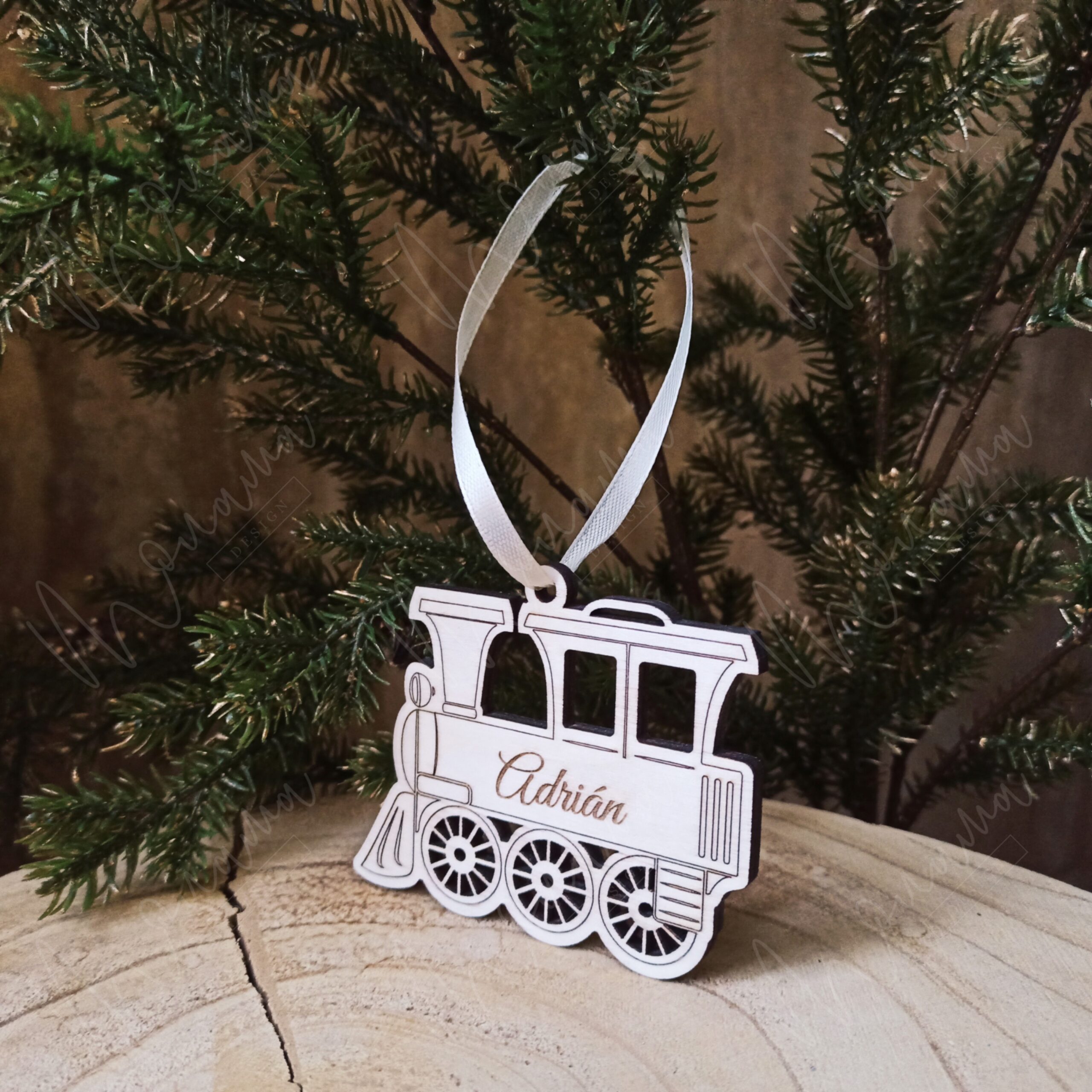 Drevená vianočná ozdoba vláčik s menom na stromček