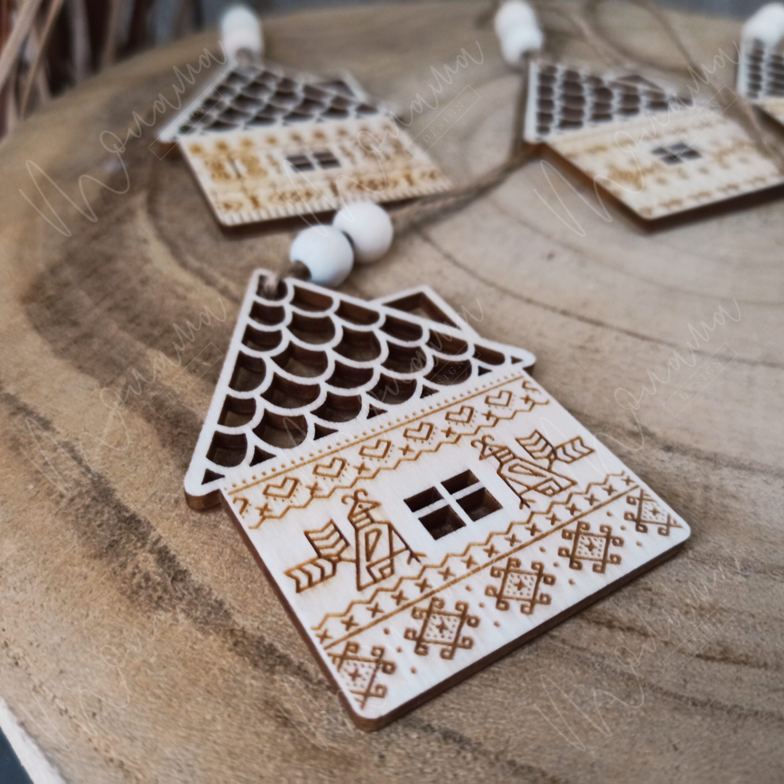 Drevené ozdoby čičmanské domčeky – folklórna dekorácia z dreva