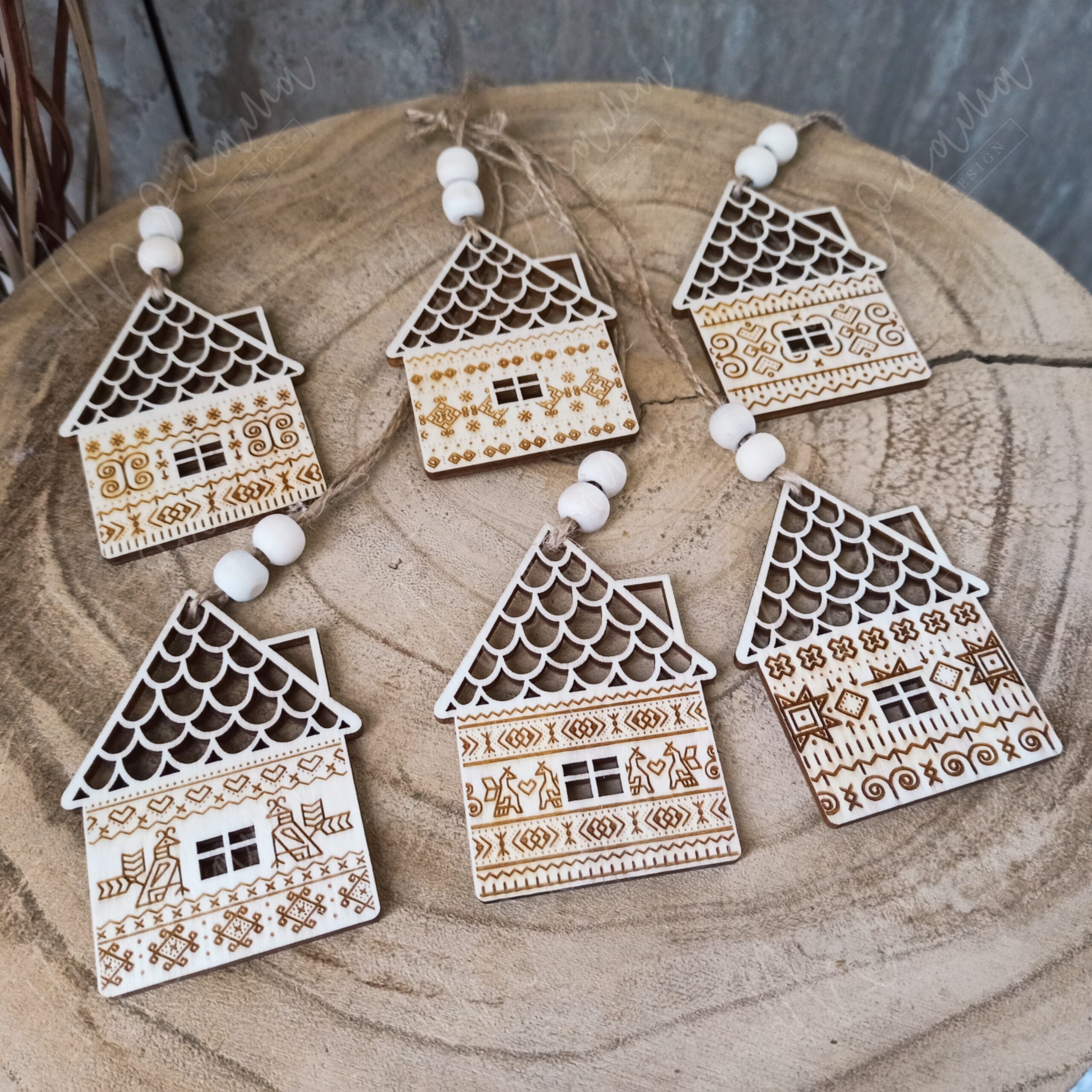 Drevené ozdoby čičmanské domčeky – folklórna dekorácia z dreva