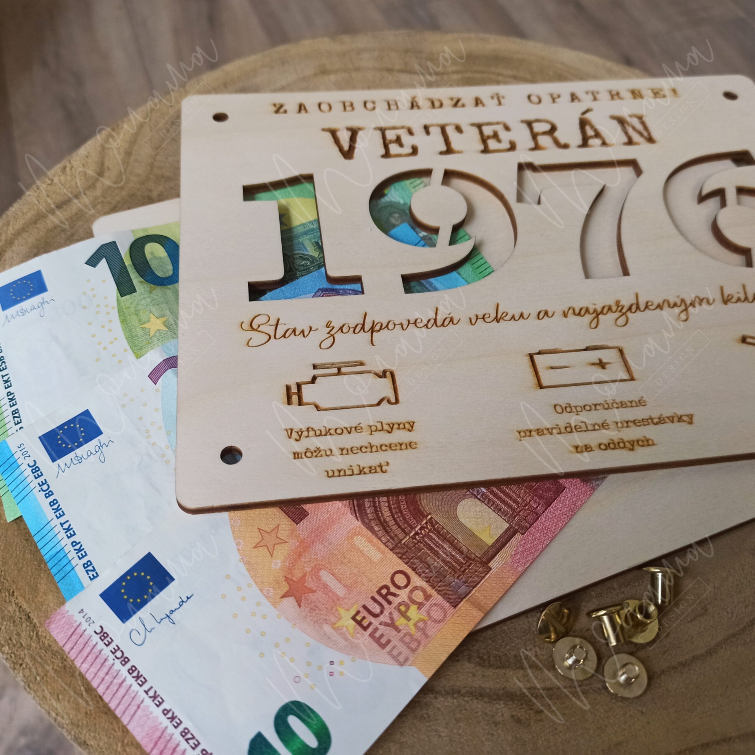 Drevená obálka na peniaze Veterán 1976 – originálny darček k narodeninám