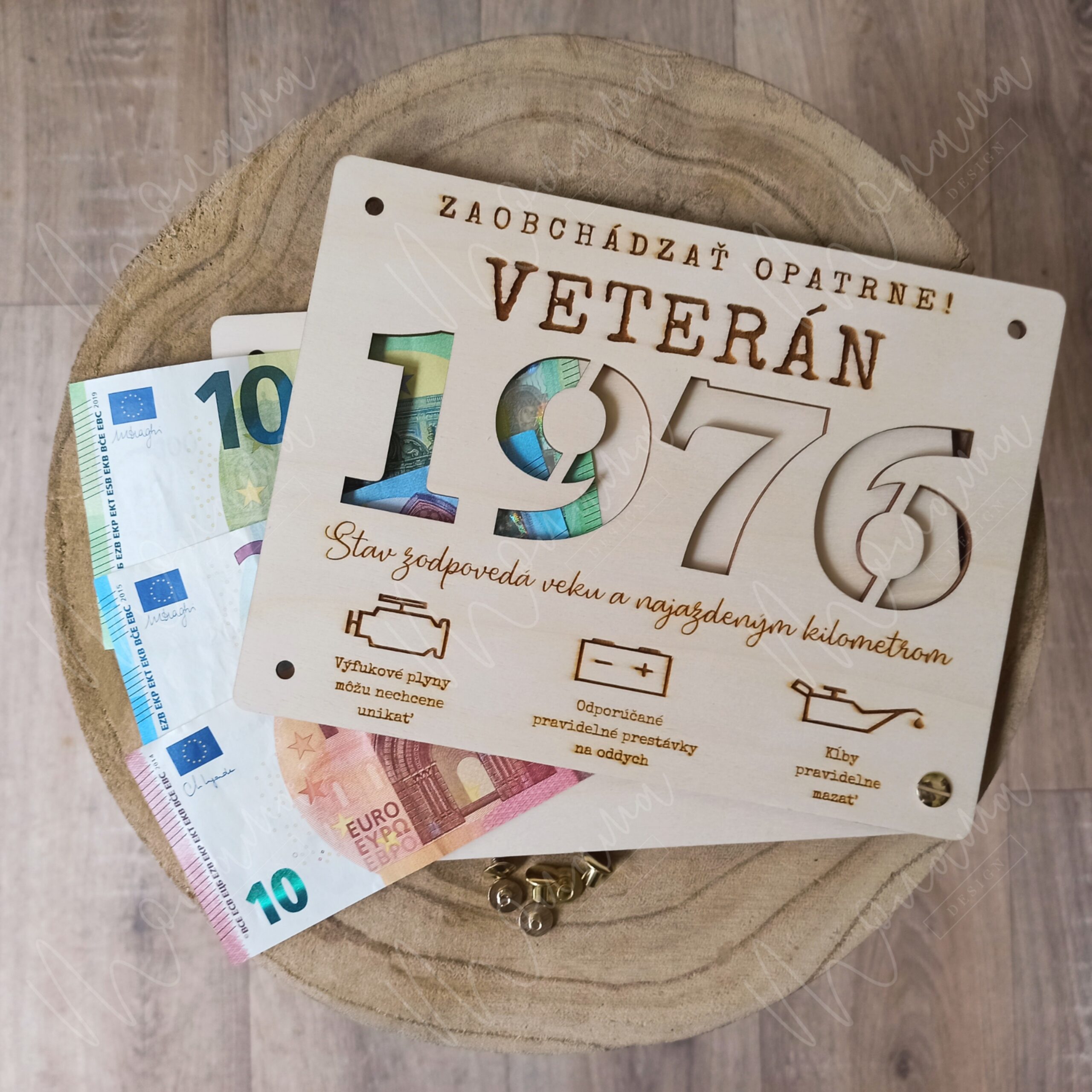 Drevená obálka na peniaze Veterán 1976 – originálny darček k narodeninám