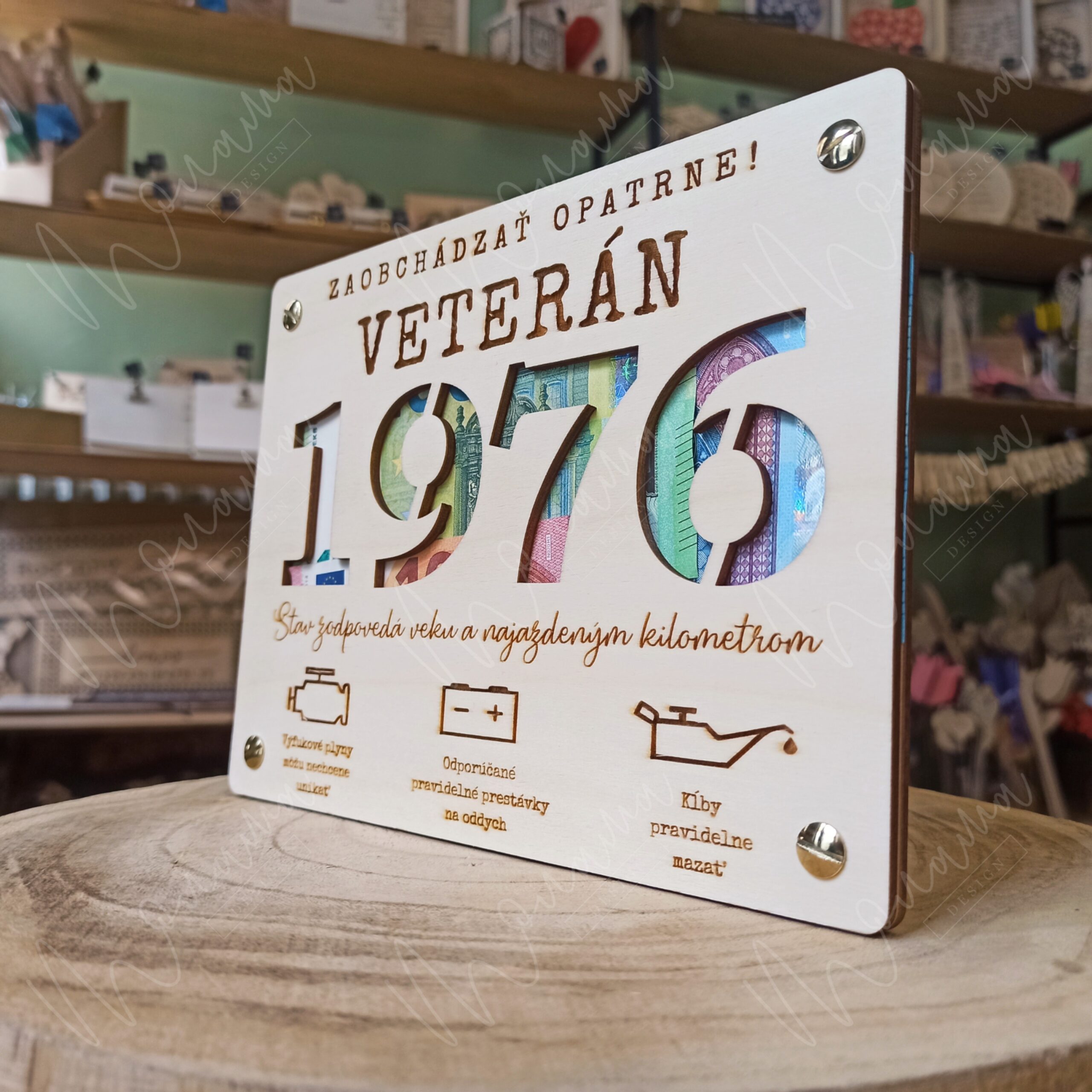 Drevená obálka na peniaze Veterán 1976 – originálny darček k narodeninám