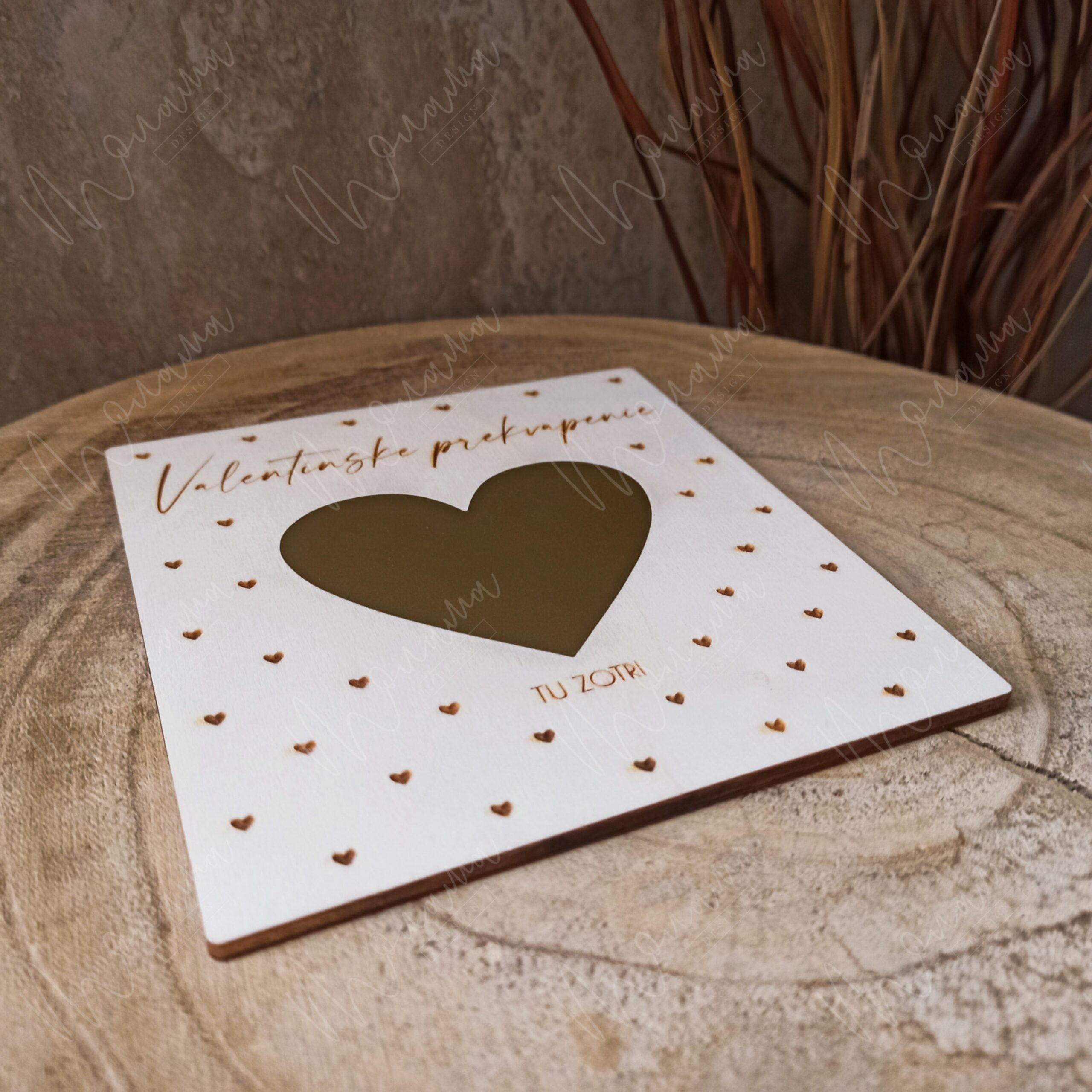 Valentínske prekvapenie stierací žreb z dreva so srdiečkom – tu zotri a odhaľ darček