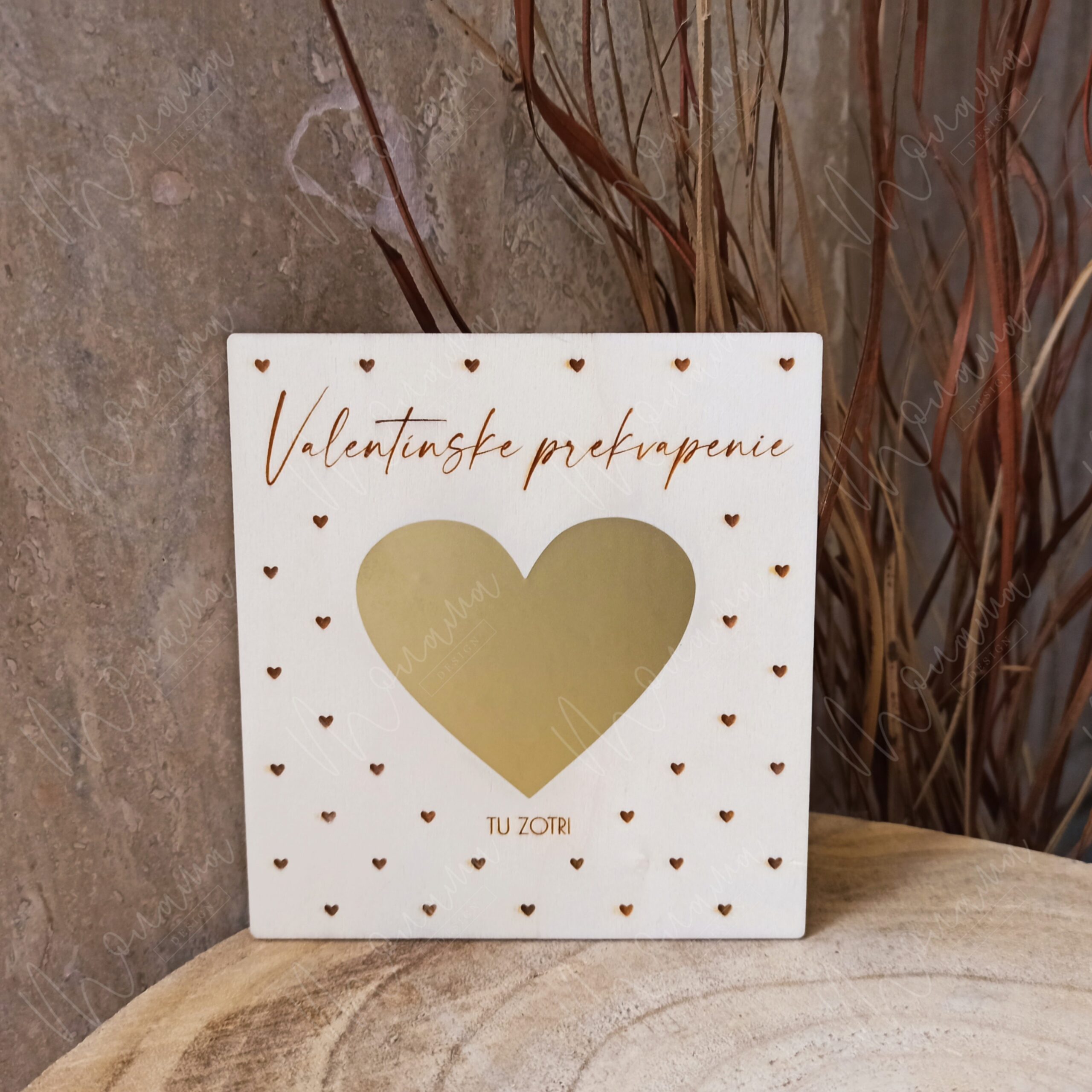 Valentínske prekvapenie stierací žreb z dreva so srdiečkom – tu zotri a odhaľ darček