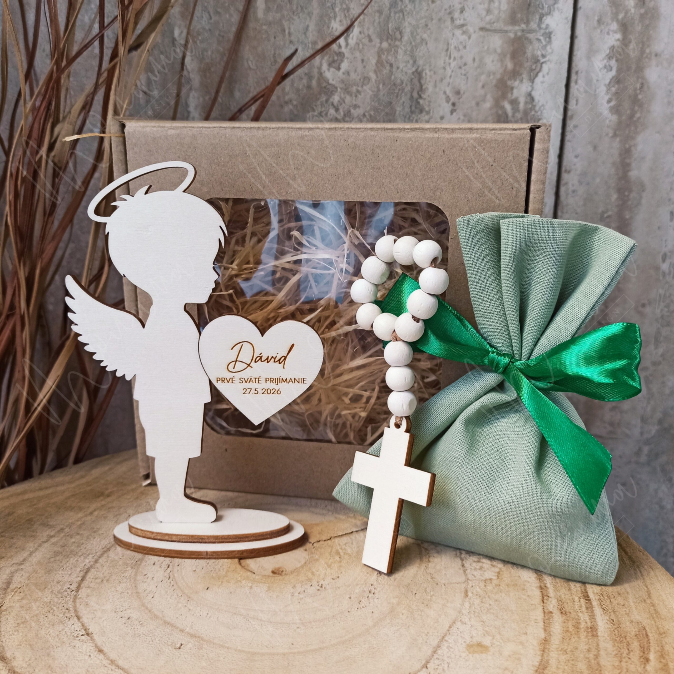 Darčekový set Prvé sväté prijímanie – personalizovaný anjelik s menom a dátumom + drevený ruženec v krabičke