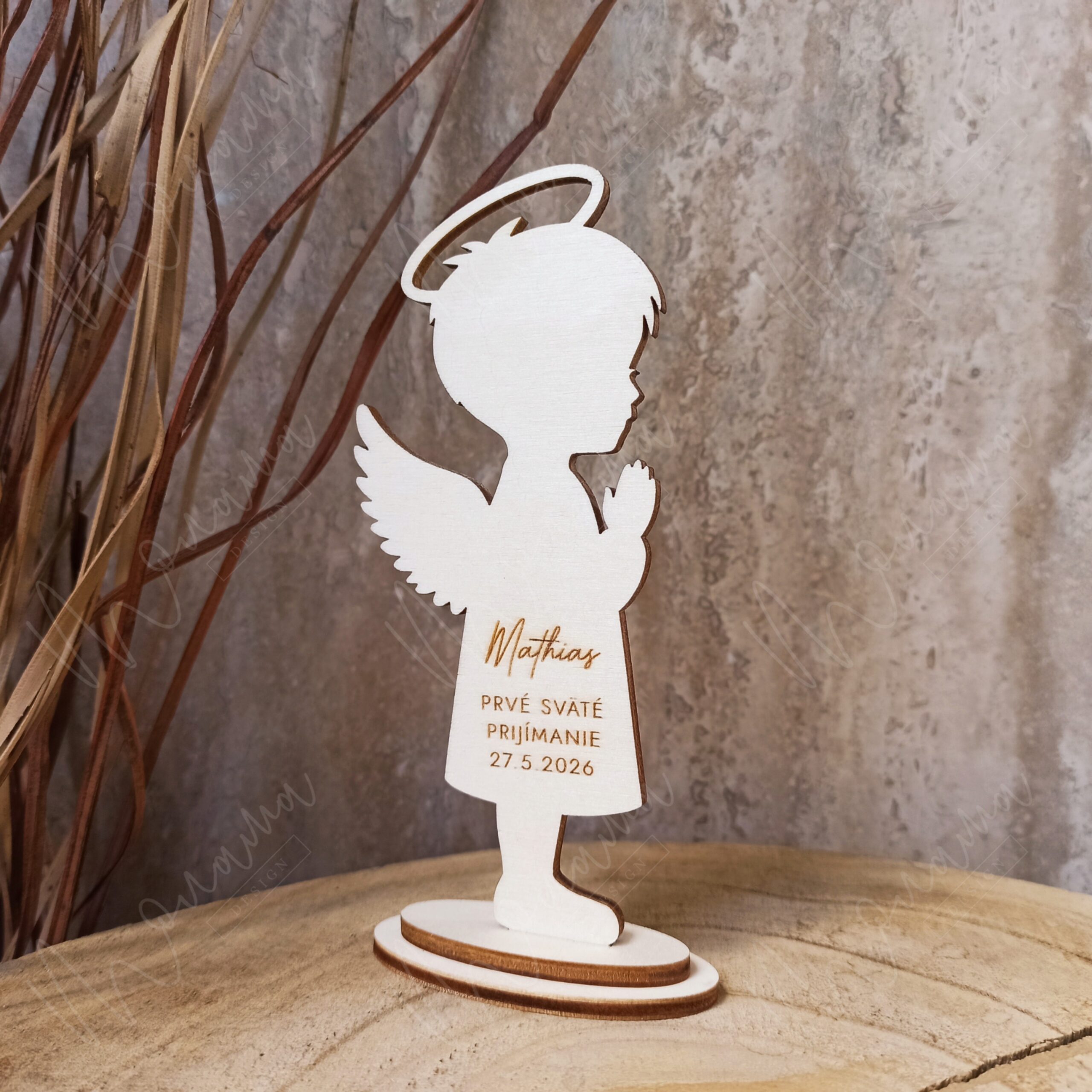 Pamiatka na Prvé sväté prijímanie – drevený anjelik na stojane s menom a dátumom