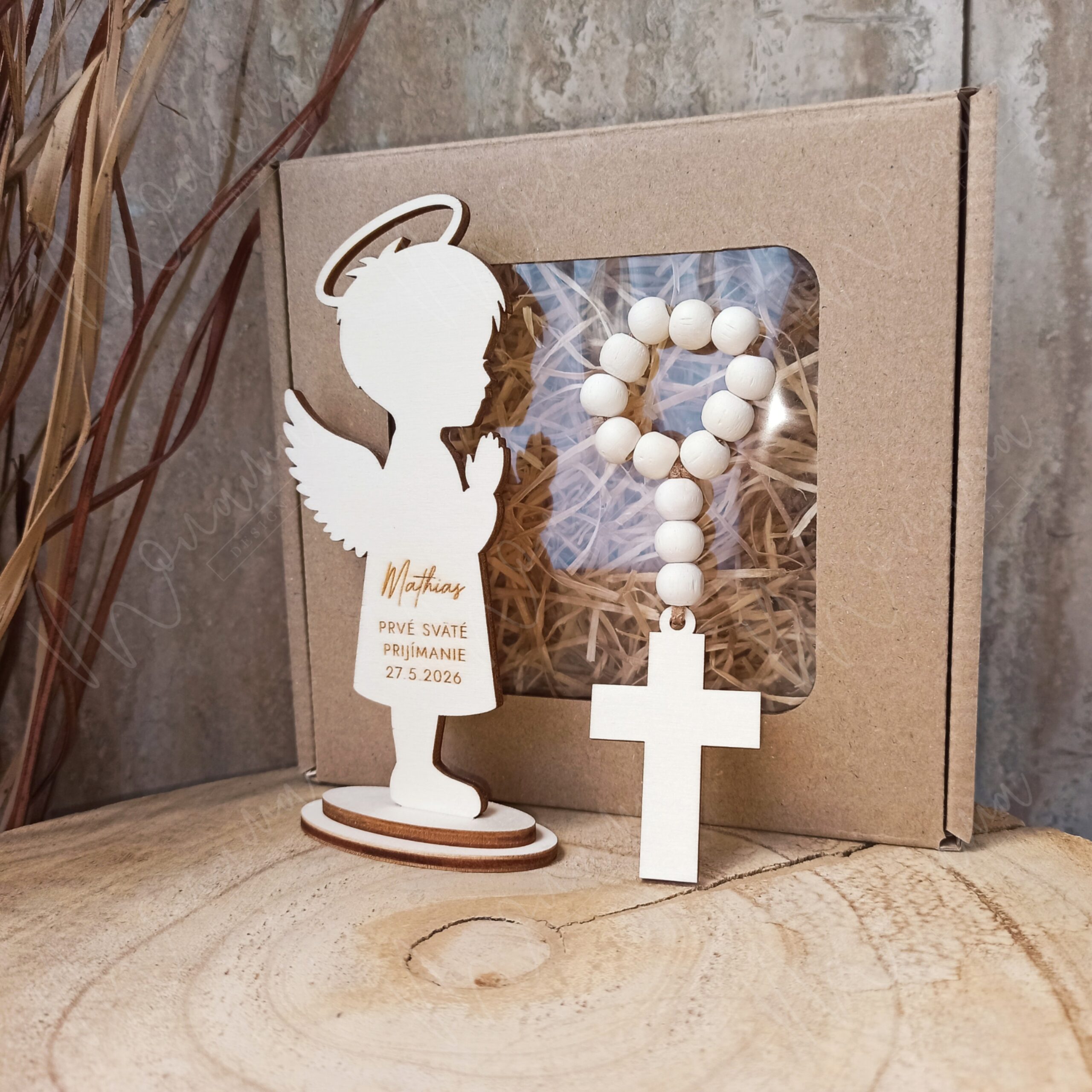 Pamiatka na Prvé sväté prijímanie – drevený anjelik na stojane s menom a dátumom