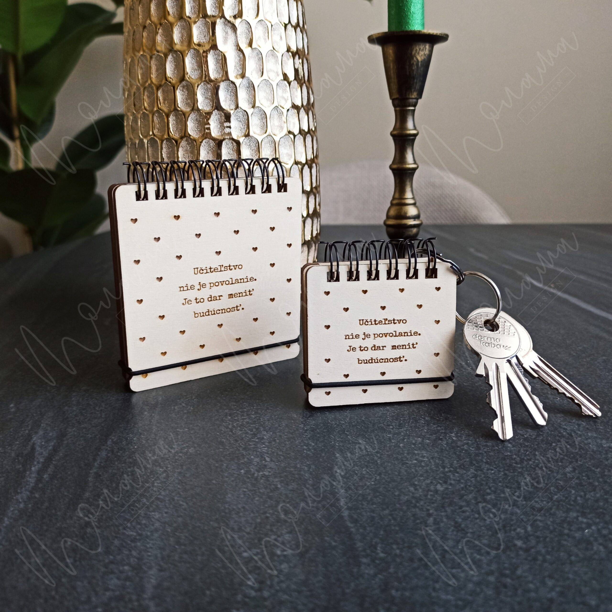 Mini drevený zápisník na poznámky pre učiteľa – stojanček a kľúčenka s citátom o učiteľstve