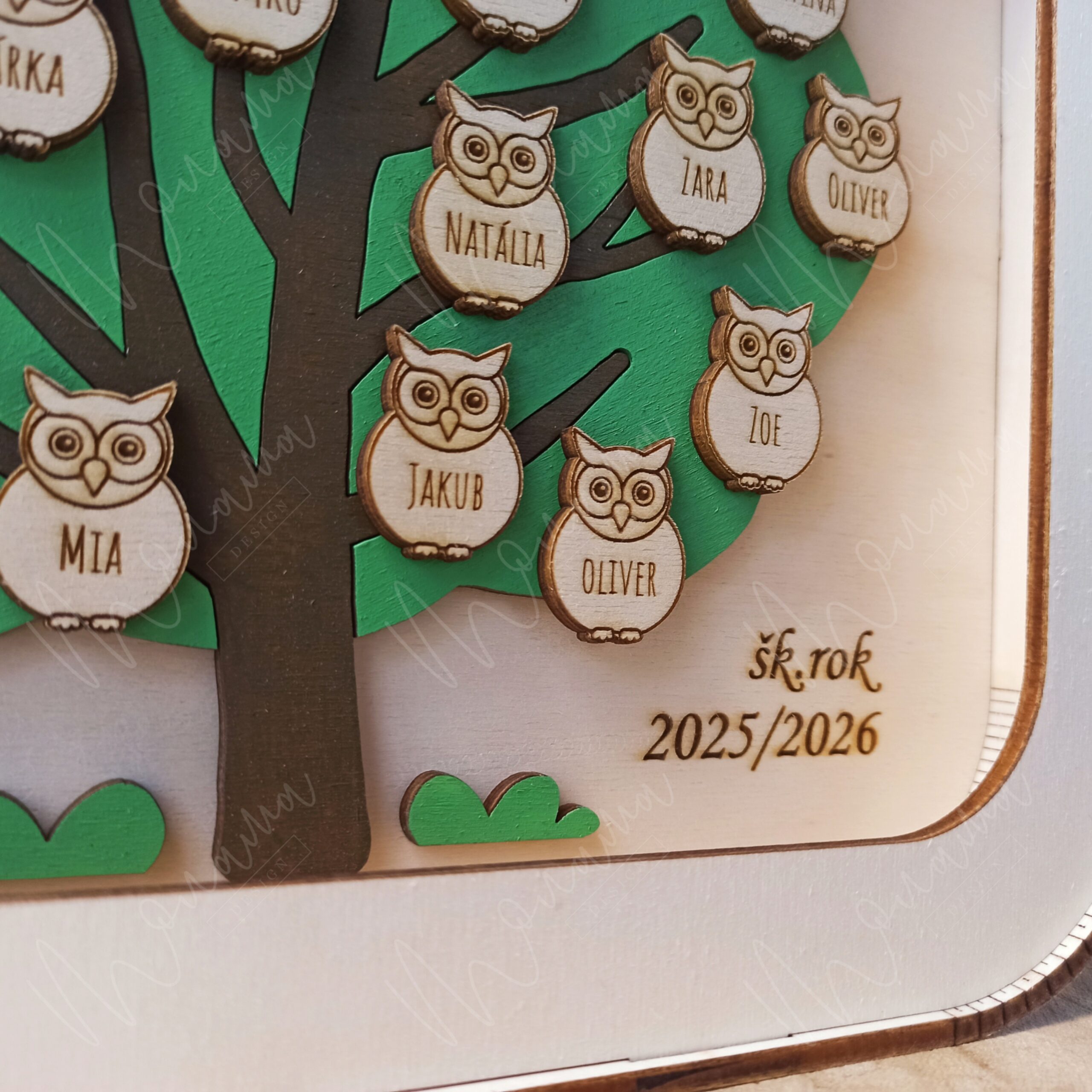 3D poďakovanie pre pani učiteľku s menami detí – strom so sovičkami v ráme, šk. rok 2025/2026