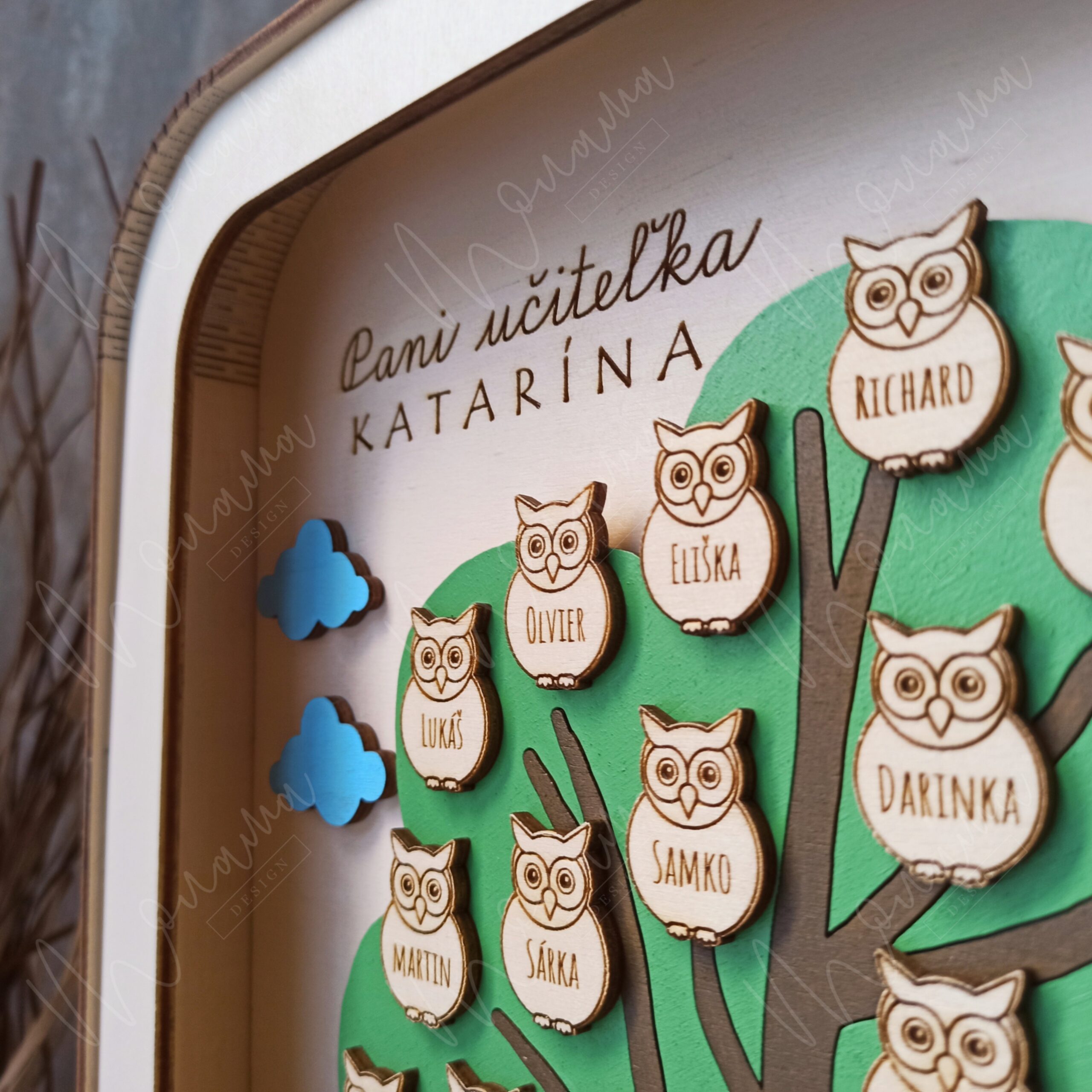 3D poďakovanie pre pani učiteľku s menami detí – strom so sovičkami v ráme, šk. rok 2025/2026