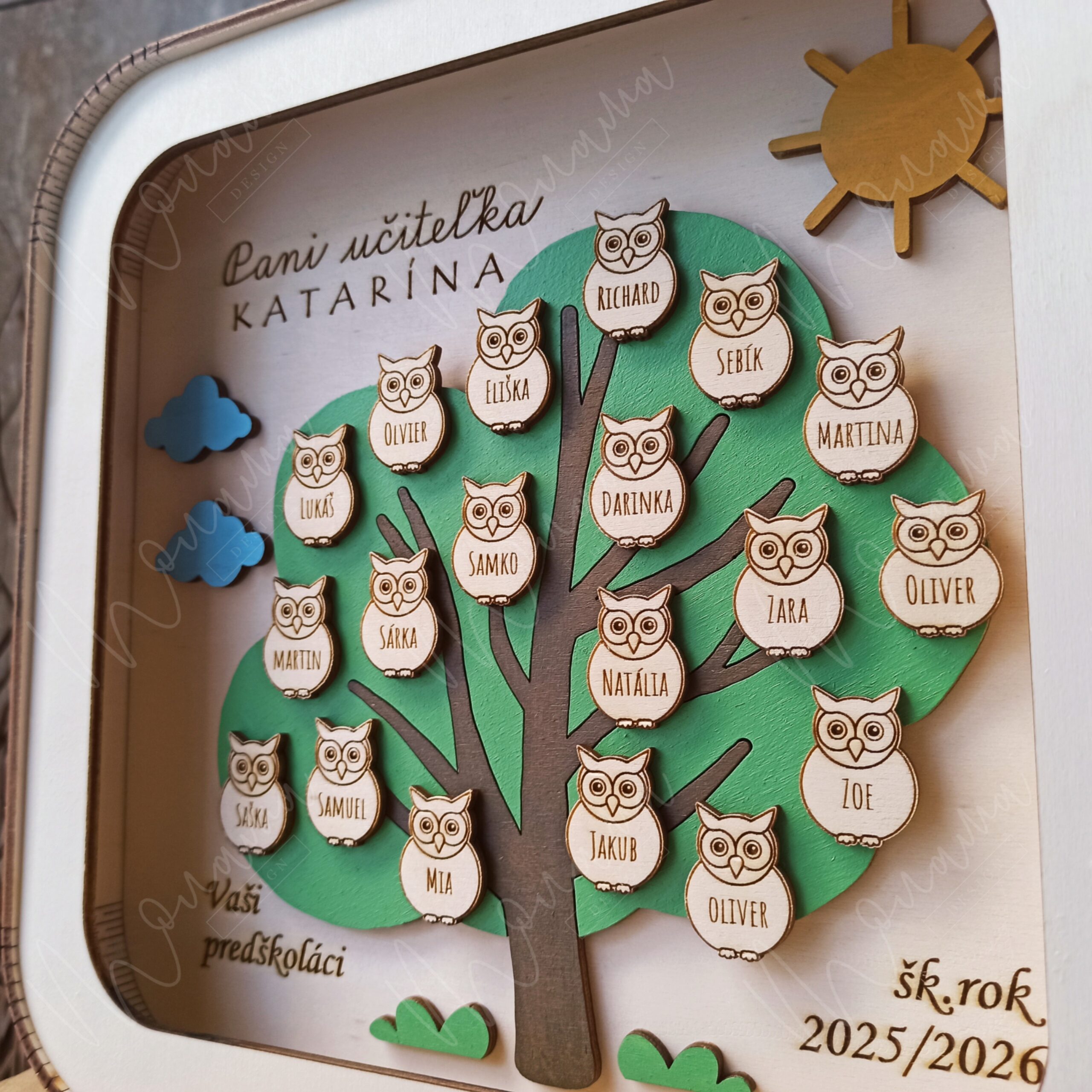 3D poďakovanie pre pani učiteľku s menami detí – strom so sovičkami v ráme, šk. rok 2025/2026