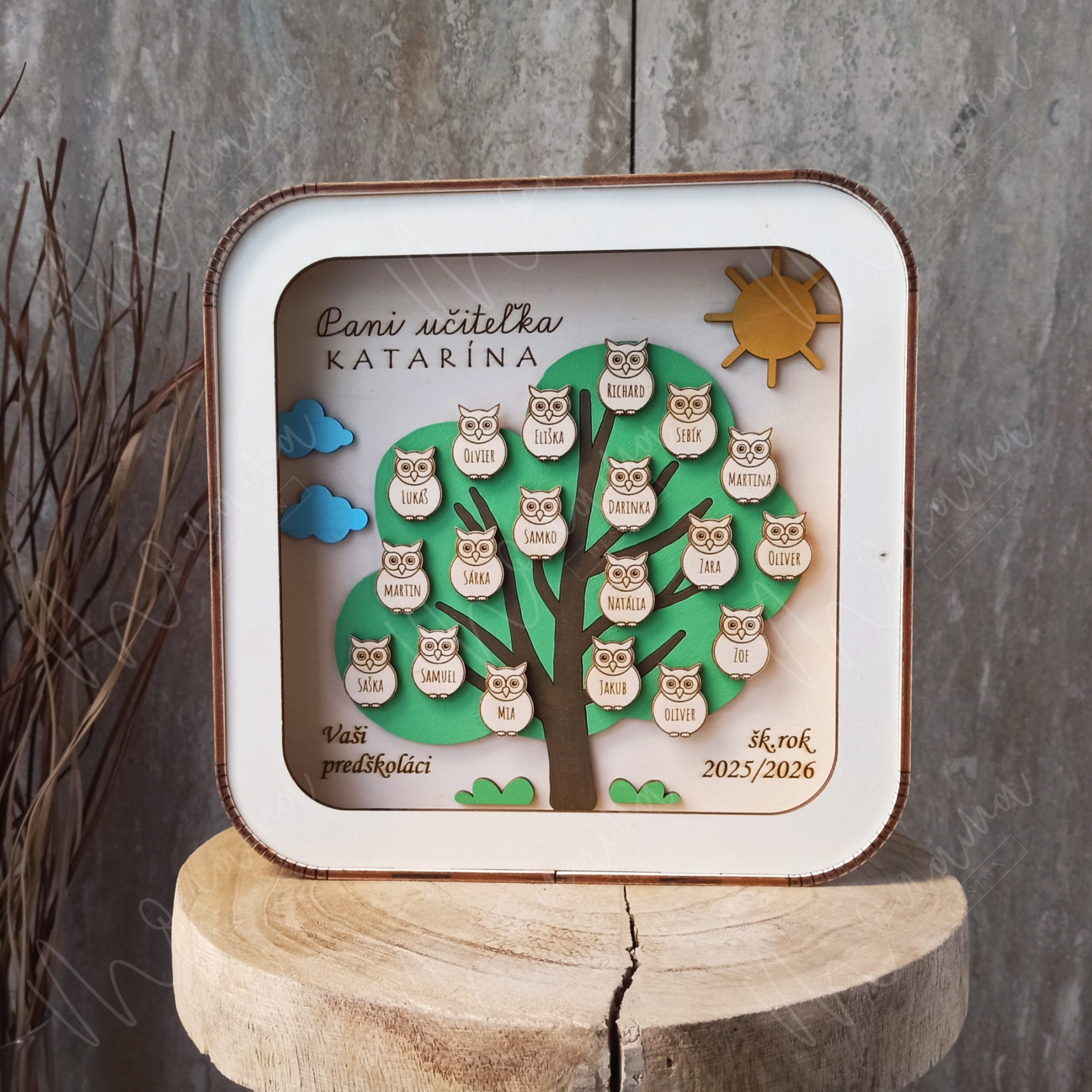 3D poďakovanie pre pani učiteľku s menami detí – strom so sovičkami v ráme, šk. rok 2025/2026