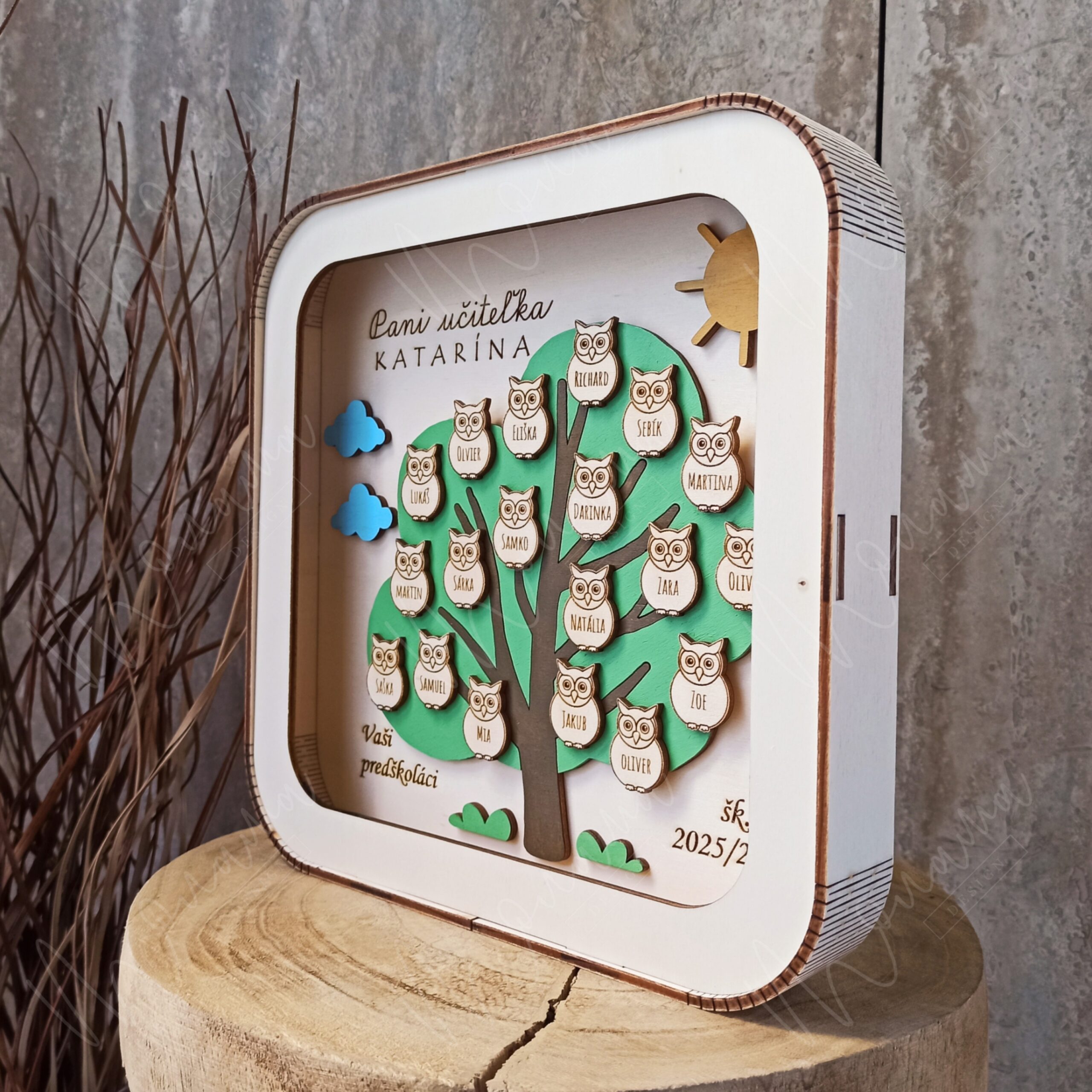 3D poďakovanie pre pani učiteľku s menami detí – strom so sovičkami v ráme, šk. rok 2025/2026