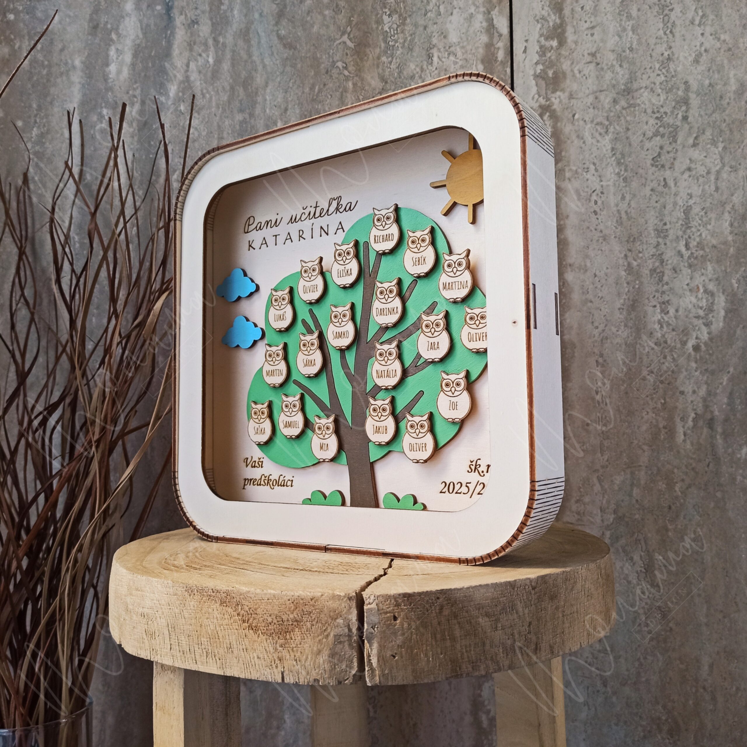 3D poďakovanie pre pani učiteľku s menami detí – strom so sovičkami v ráme, šk. rok 2025/2026