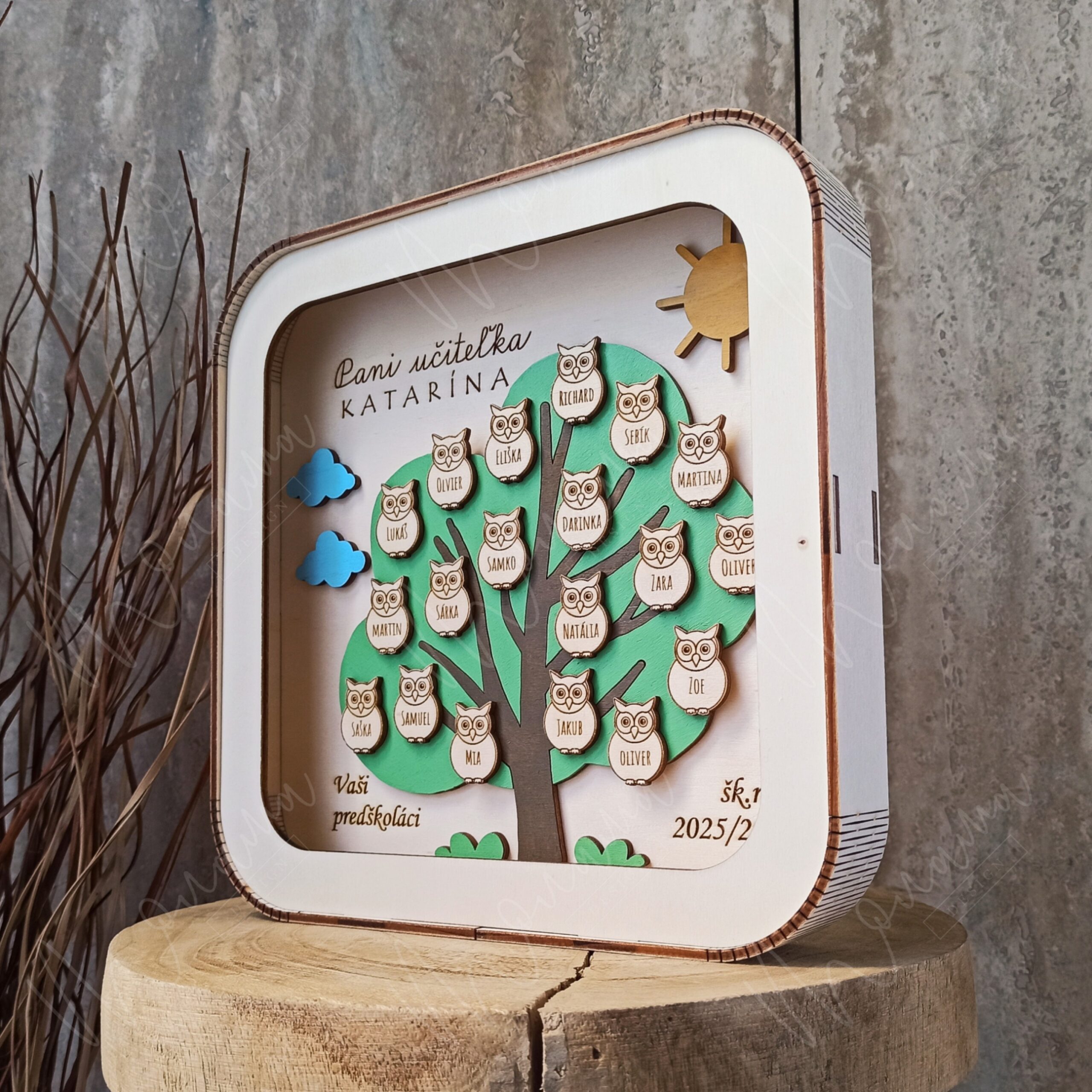 3D poďakovanie pre pani učiteľku s menami detí – strom so sovičkami v ráme, šk. rok 2025/2026