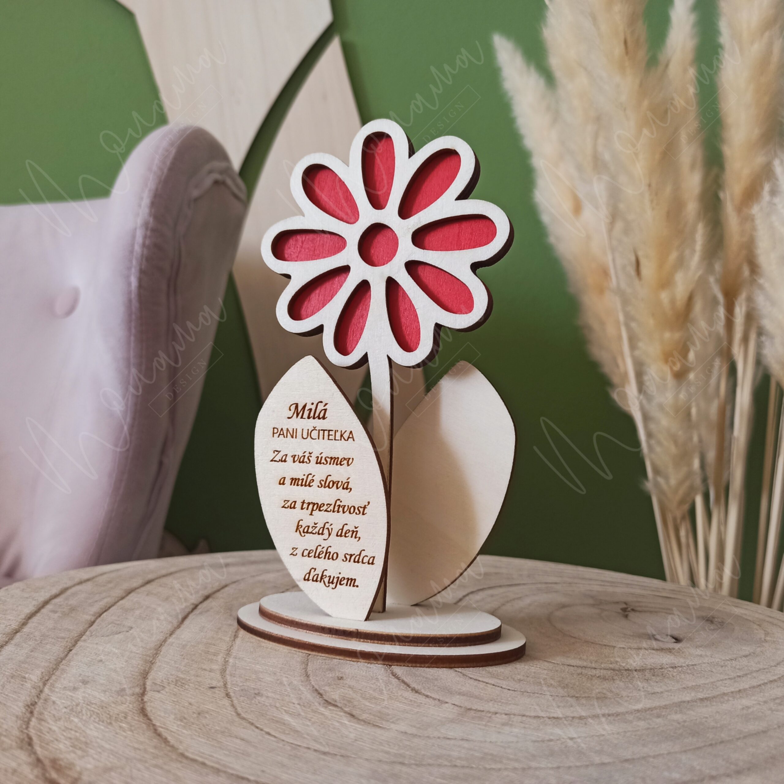 Drevená kvetina pre pani učiteľku s poďakovaním za trpezlivosť a úsmv.